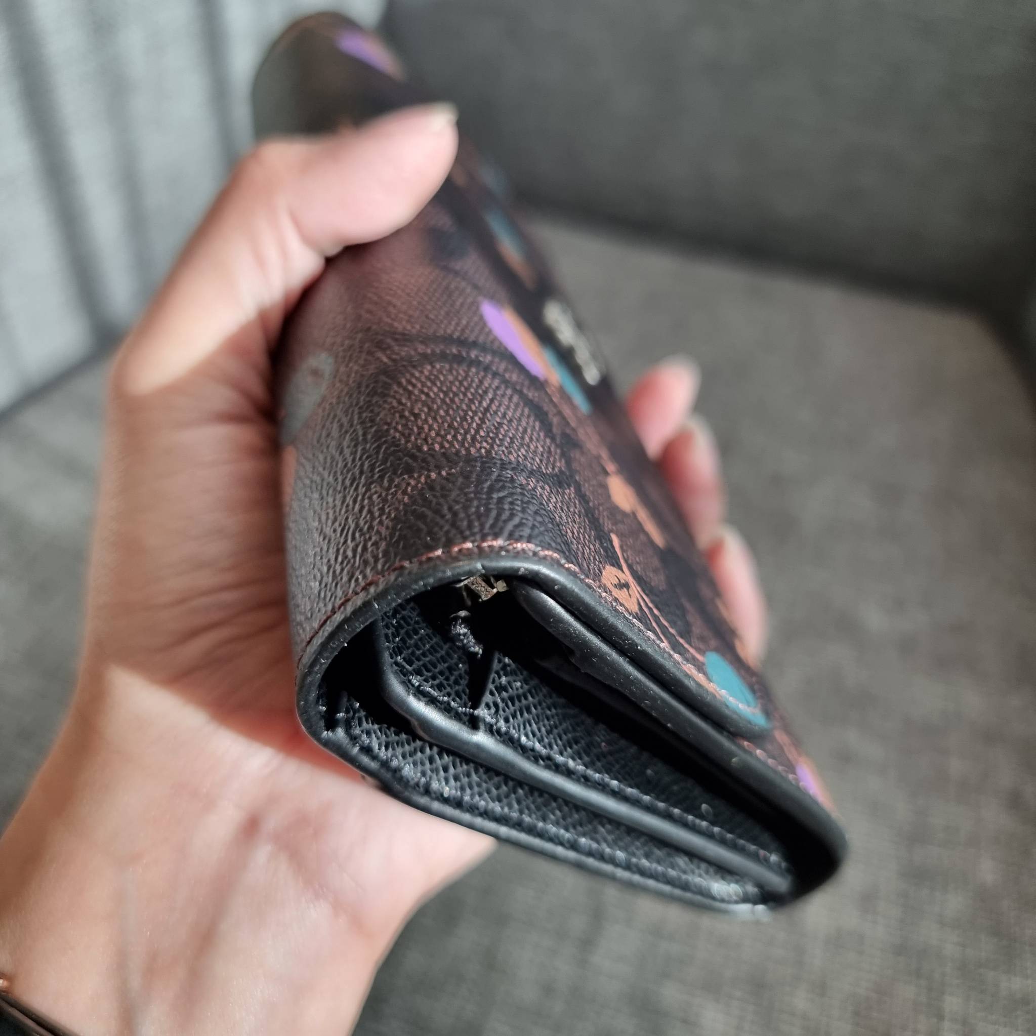 OUTLET 】COACH F31562 SLIM ENVELOPE WALLET IN SIGNATURE CANVAS WITH CHERRY PRINT คอลเลคชั่นใหม่ล่าสุด ต้อนรับนิวเยียร์ไปเลย!! 🍒🎊 กระเป๋าสตางค์รุ่นขายดี ทรงจดหมายรุ่นฝาพับ ดีไซน์ลายเชอร์รี่ น่ารักสดใส วัสดุหนังแคนวาสเคลือบลาย ภายในใส่มือถือไ