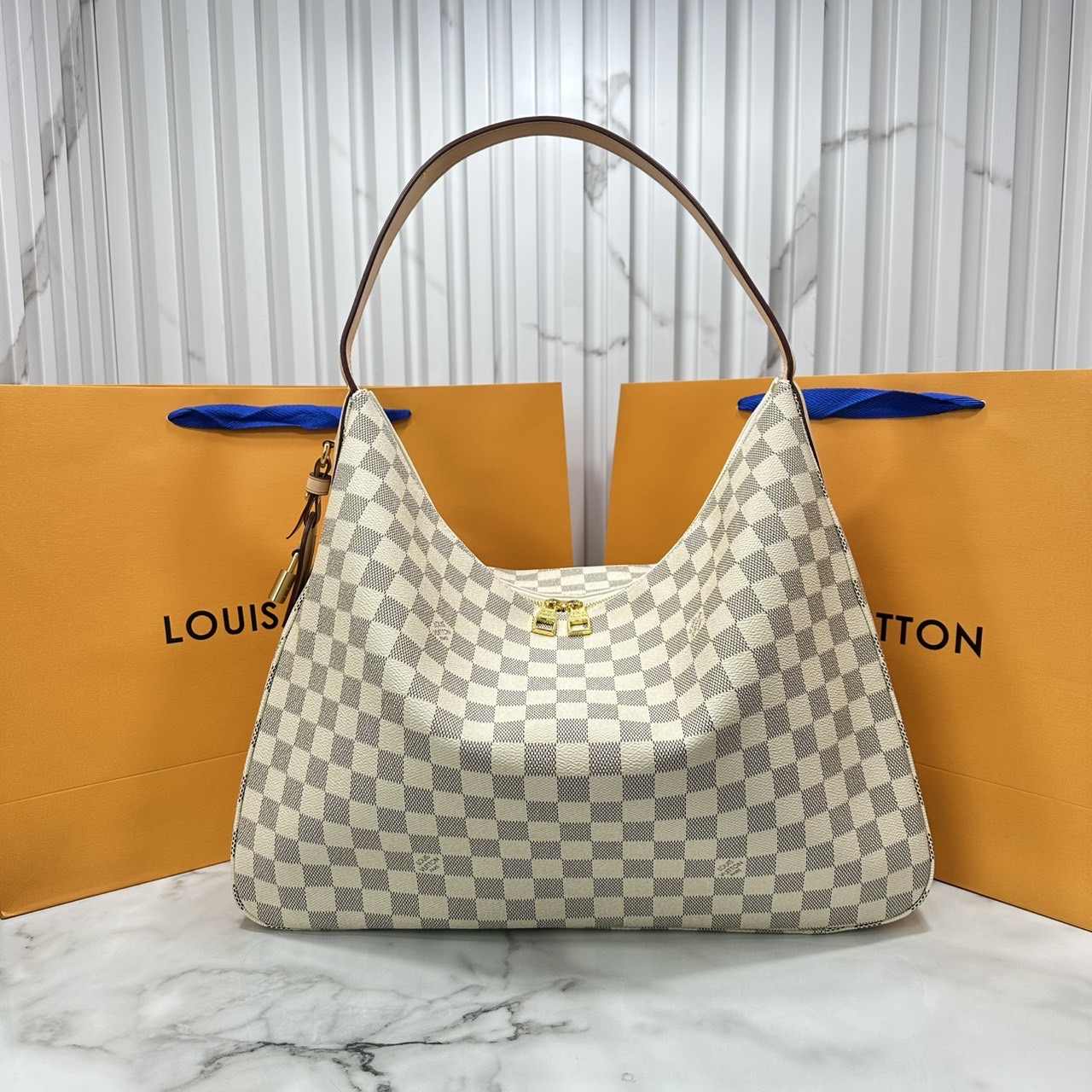 ORI หนังแท้ | LV Slouchy MM Damier Azur MM ใหม่ล่าสุด กระเป๋าโฮโบทรงสวยใบใหญ่จุใจที่ใครๆก็ต้องมี ด้วยรูปทรงคลาสสิคและใช้งานง่าย สะพายสะดวกด้วยหูสะพายในตัว สวยดูลัคชู