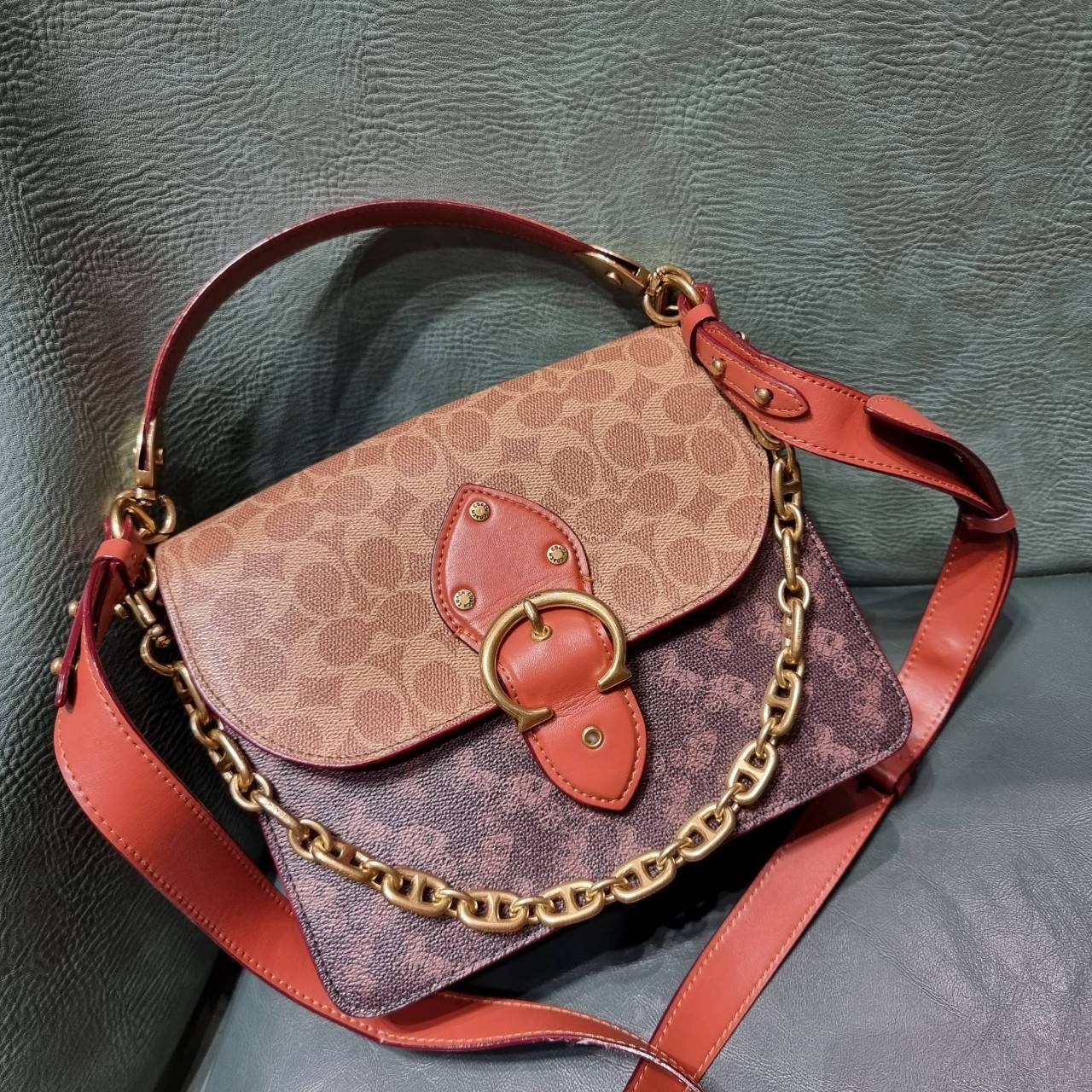 COACH C2418 BEAT SHOULDER IN SIGNATURE CANVAS WITH HORSE AND CARRIAGE PRINT กระเป๋าสะพายดีไซน์เลิศสุดหรู ปังกับดีเทลที่สุดใบนี้ เพราะมาพร้อมสายถึง 3 แบบ สลับใช้ไปรัวๆ หลากหลายไม่จำเจ สวยได้ทุกวัน เปิด-ปิดด้วยกระดุมแน่นหนา ภายในเป็นช่องโล่ง แบ่งสัดส่วน ใส่