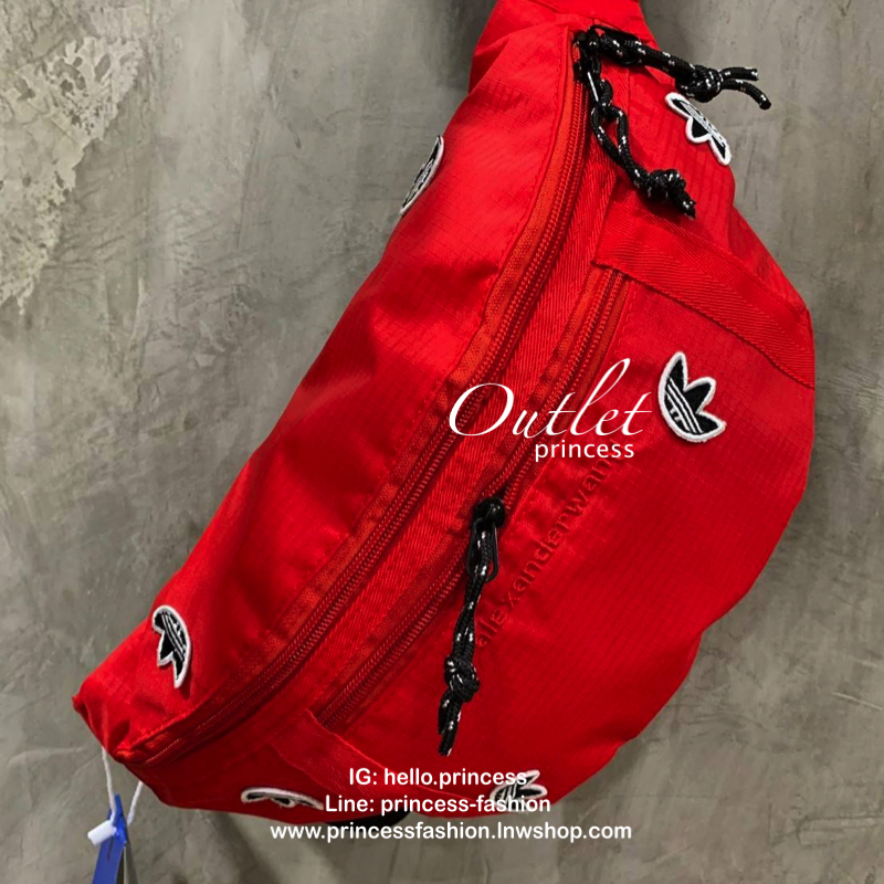 Adidas Originals By Alexander Wang Logo Bum Bag กระเป๋าสไตล์คาดอกแบบออริจินัล ที่ออกแบบลวดลายสีสันโดย คุณแวง ดีไซเนอร์ชื่อดังที่ถือว่าหน้าใหม่ไฟแรง ด้วยอายุที่เพียงน้อยนิด ตัวกระเป๋าปักโลโก้เป็นsignature ของอาดิดาสรอบใบ วัสดุผ้าไนล่อน น้ำหนักเบา มีช่องซิป