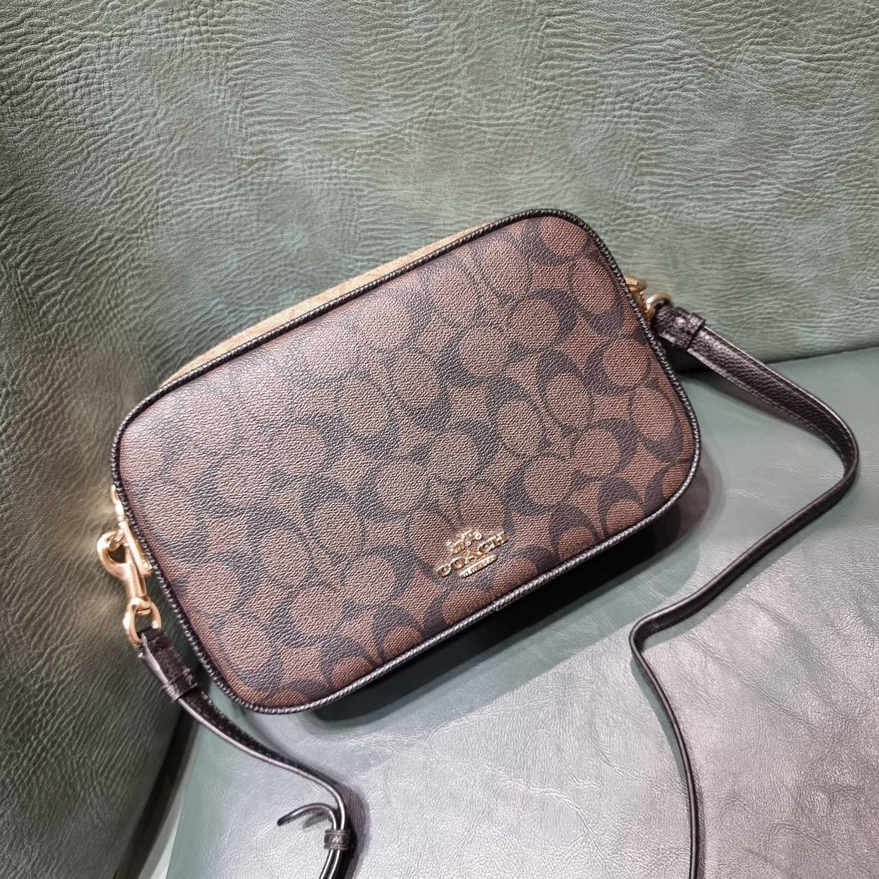 ใครที่รออยู่ห้ามพลาดเลยจร้าา! COACH JES CROSSBODY IN BLOCKED SIGNATURE CANVAS ((1767)) พร้อมส่งอีกครั้ง สินค้าขายดี กระเป๋าสะพายครอสบอดี้ร์หรือสะพายข้างได้ หนังแท้อย่างดีค่ะ 🔺สีหนังของรุ่นนี้ผสมกันได้ลงตัวดูดีมากๆทีเดียวค่ะ กระเป๋าแบบ2ช่องซิป ภายใ