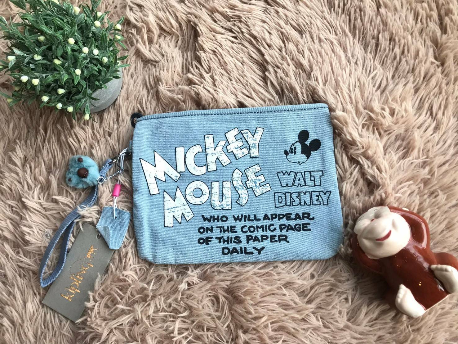 KIPLING ELLETRONICO DISNEY’s JUNGLE BOOK POUCH กระเป๋าคล้องมือทรงพอรช์จากการ์ตูนวอลท์ดิสนีย์ ที่วาดลวดลายลงบนกระเป๋า สำหรับใส่ของจุกจิก มือถือ กระเป๋าสตางค์ เครื่องสำอางค์ได้ มาพร้อมพวงกุญแจขนปุกปุย ภายในมีช่องเล็กแยกเป็นสัดส่วน สามารถคล้องมือถือเก๋ๆเลยคร