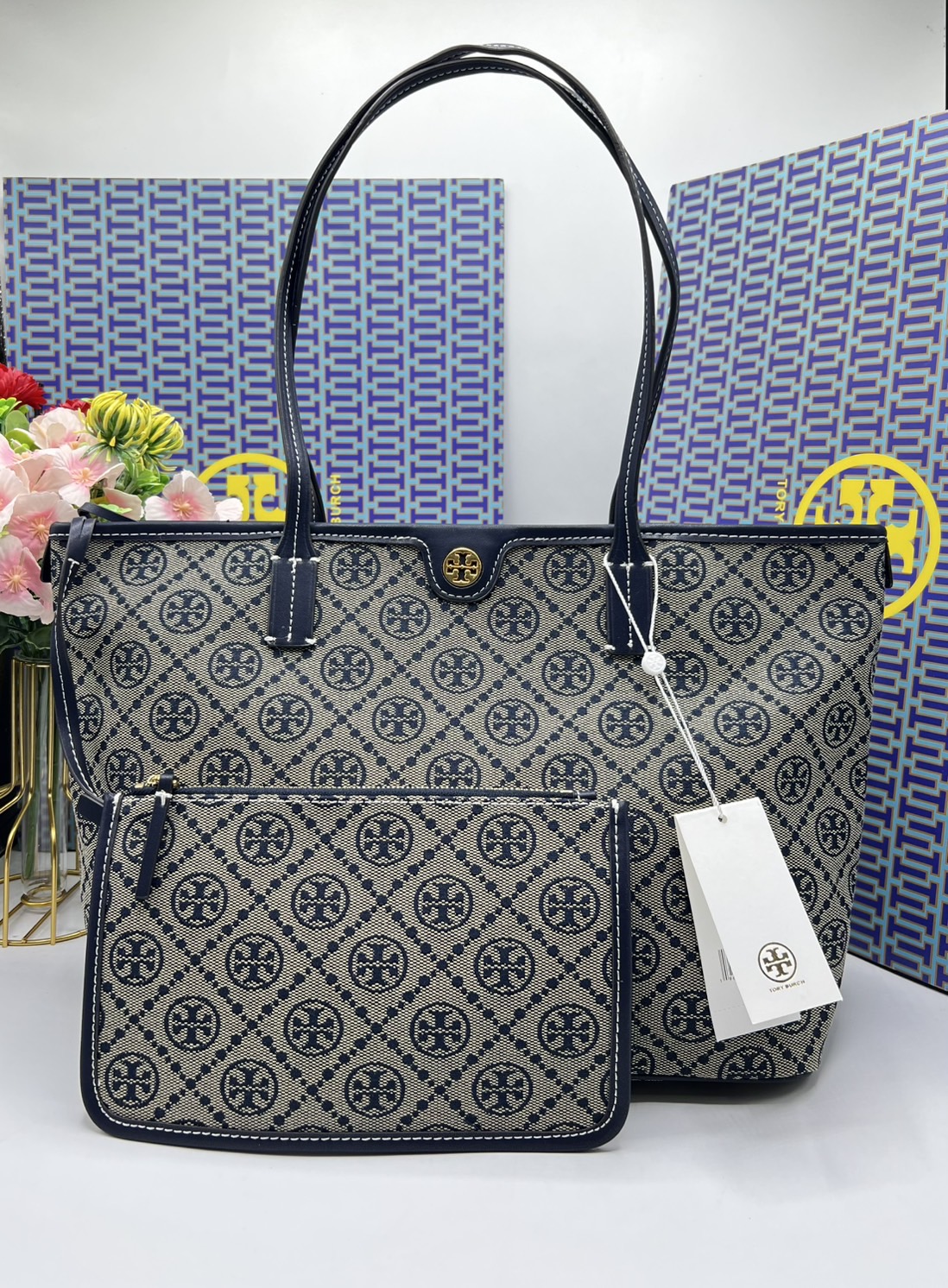 ORI หนังแท้ | Tory Burch T Monogram zip tote bag กระเป๋าทรงโท้ทใบใหญ่ทรงกว้างพร้อมใบเล็กเข้าเซ็ท งานผ้าแจ็คการ์ดตัดขอบหนัง เดอะเบสท์ เซลเลอร์!! ที่สุดของไอเท็มยอดฮิตติดอันดับ ขายดี ขายได้ตลอด ลายโมโนแกรมสุดคลาสสิค สาวๆว่าต้องมีติดบ้านจริงๆน้า