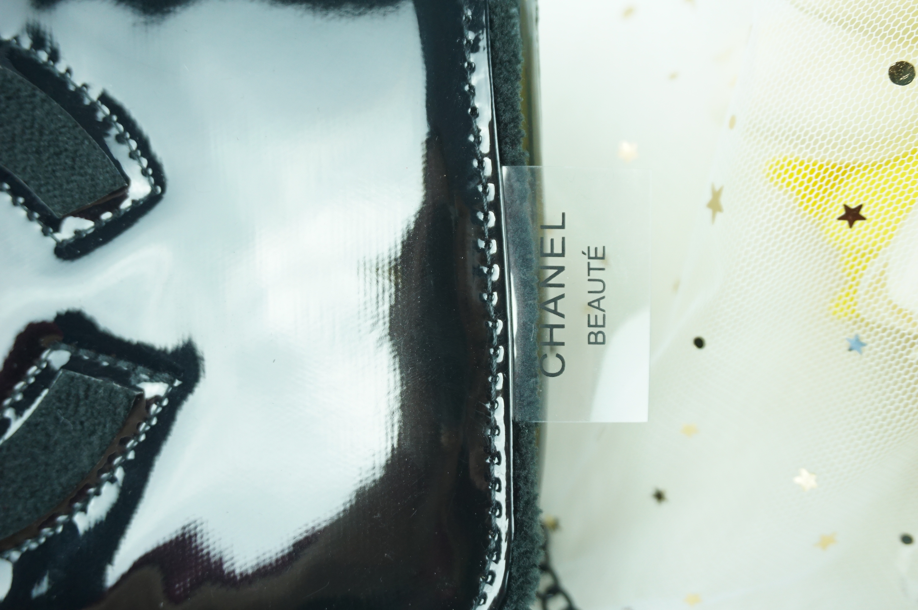Chanel clutch & shoulder bag งานพรีเมี่ยมกิ้ฟจากเคาเตอร์ต่างประเทศ จากแบรนด์ Chanel ของแท้ไม่ใช่เกรดก้อป เป็นกระเป๋าหนังแก้วเงา ตามแบบฉบับของแบรนด์ ตัวกระเป๋าขนาดกำลังดี ใส่มือถือได้ทุกรุ่น สามารถเก็บสายถือเป็นคลัชออกงานได้ หรือสะพายไหล่ได้