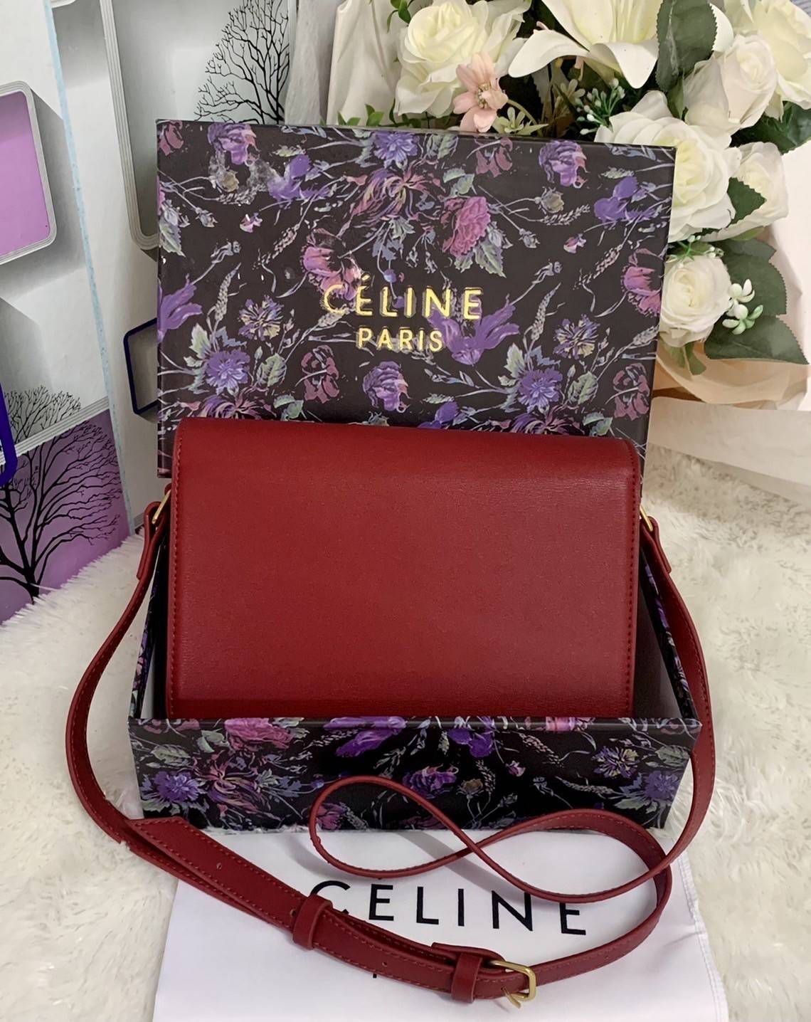 VIP 】CELINE Medium Triomphe Bag In Shiny Calfskin Medium Triomphe Bag In Shiny Calfskin GIFT WITH PURCHASE (GWP) พรีเมี่ยมกิ๊ฟ Limited Edition จาก CELINE PERFUME DUTY FREE COUNTER วัสดุหนังแท้ (Calfskin) ซับในเป็นหนังแกะ (Lambskin) รูปทรงสี่เหลี่ยมผืนผ้า 