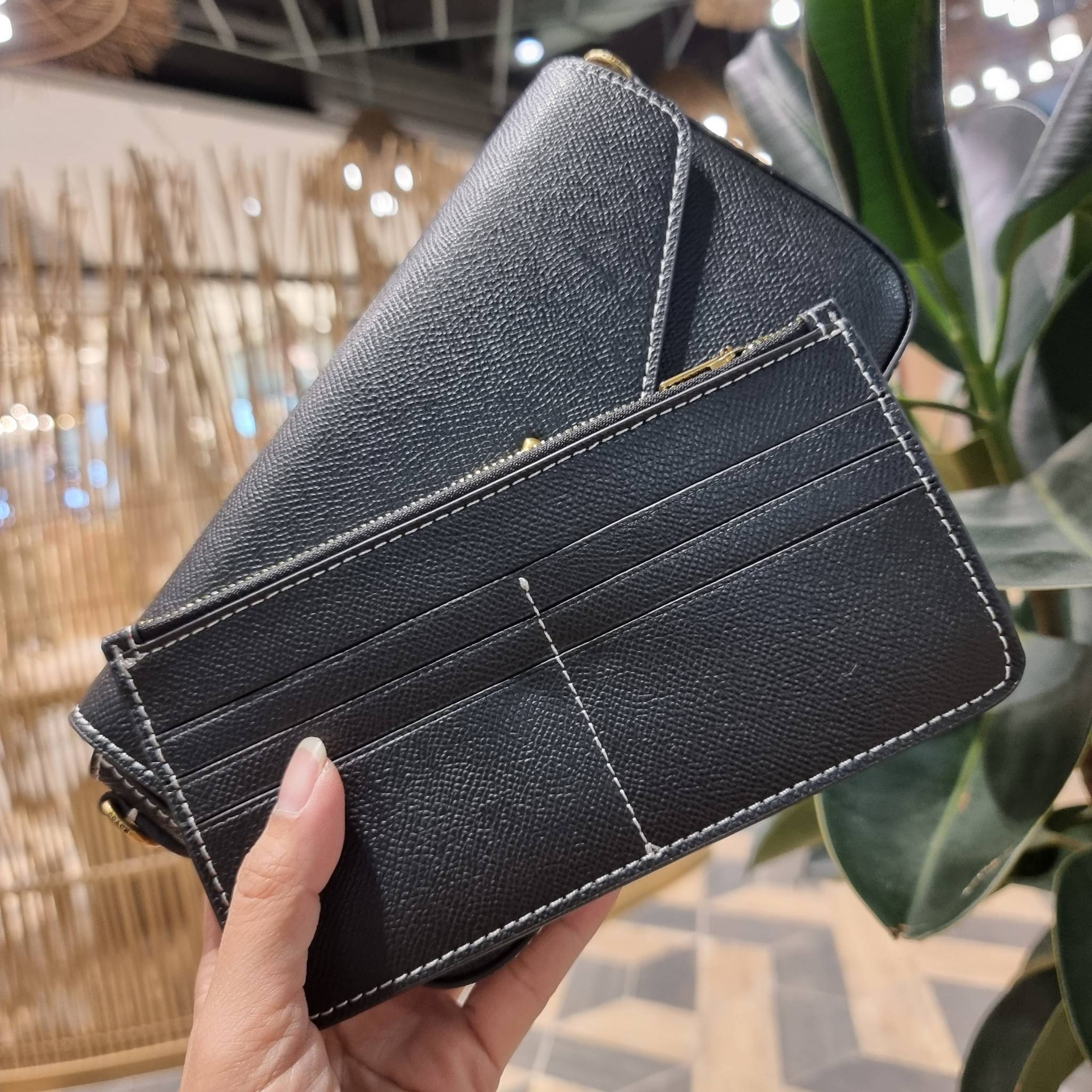 COACH C8439 WYNN CROSSBODY ใหม่ล่าสุด พร้อมเสิร์ฟความหรู ดูดีแบบน้อยแต่มาก กระเป๋าสะพายครอสบอดี้ ที่ซ่อนดีเทลดีงาม มีช่องเสียบบัตรแยกใช้ได้ หรือจะใส่ไว้ในกระเป๋า เพื่อแบ่งสัดส่วนให้ดูน่าใช้ วัสดุหนังวัวลายเกรน เส้นคมสวย เปิด-ปิดด้วยกระดุมแม่เหล็ก สะดวกใช้