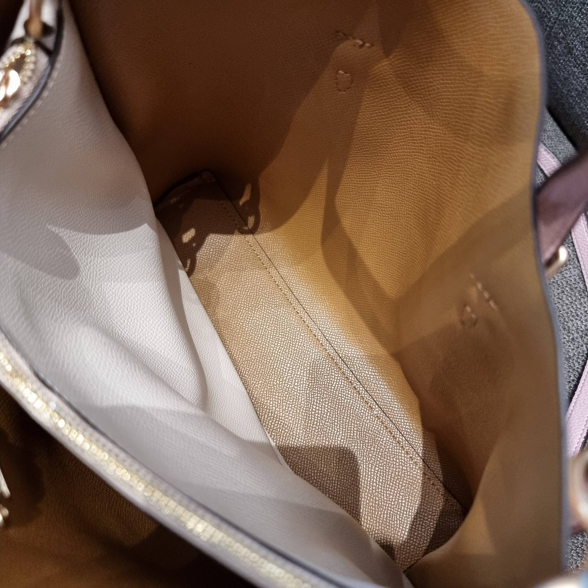 COACH C4084 MOLLIE TOTE 25 WITH SPACED WILDFLOWER PRINT ดีไซน์ใหม่ล่าสุด กระเป๋าโท้ทไซส์เล็กที่สาวๆต่างก็ต้องปักใจรัก รอบนี้น้องถูกเติมแต่งลวดลายดอกไม้ เพิ่มดีเทลความน่าใช้ไปอีก วัสดุหนัง pepble เรียบหรูดูดีม้าก!! ภายในโล่งกว้าง มีช่องซิปกลางใส่ของได้ ขนา