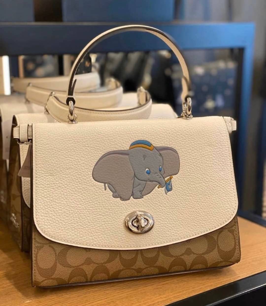Coach Disney X Tilly Top Handle In Signature with Dalmatian Blossom/Light Khaki Multi Coated Canvas Satchel กระเป๋าถือและสะพายข้างรุ่นลิมิเตด คอลเลคชั่น Disney น่ารักมากค่ะ ใส่กระเป๋าสตางค์ใบยาวได้