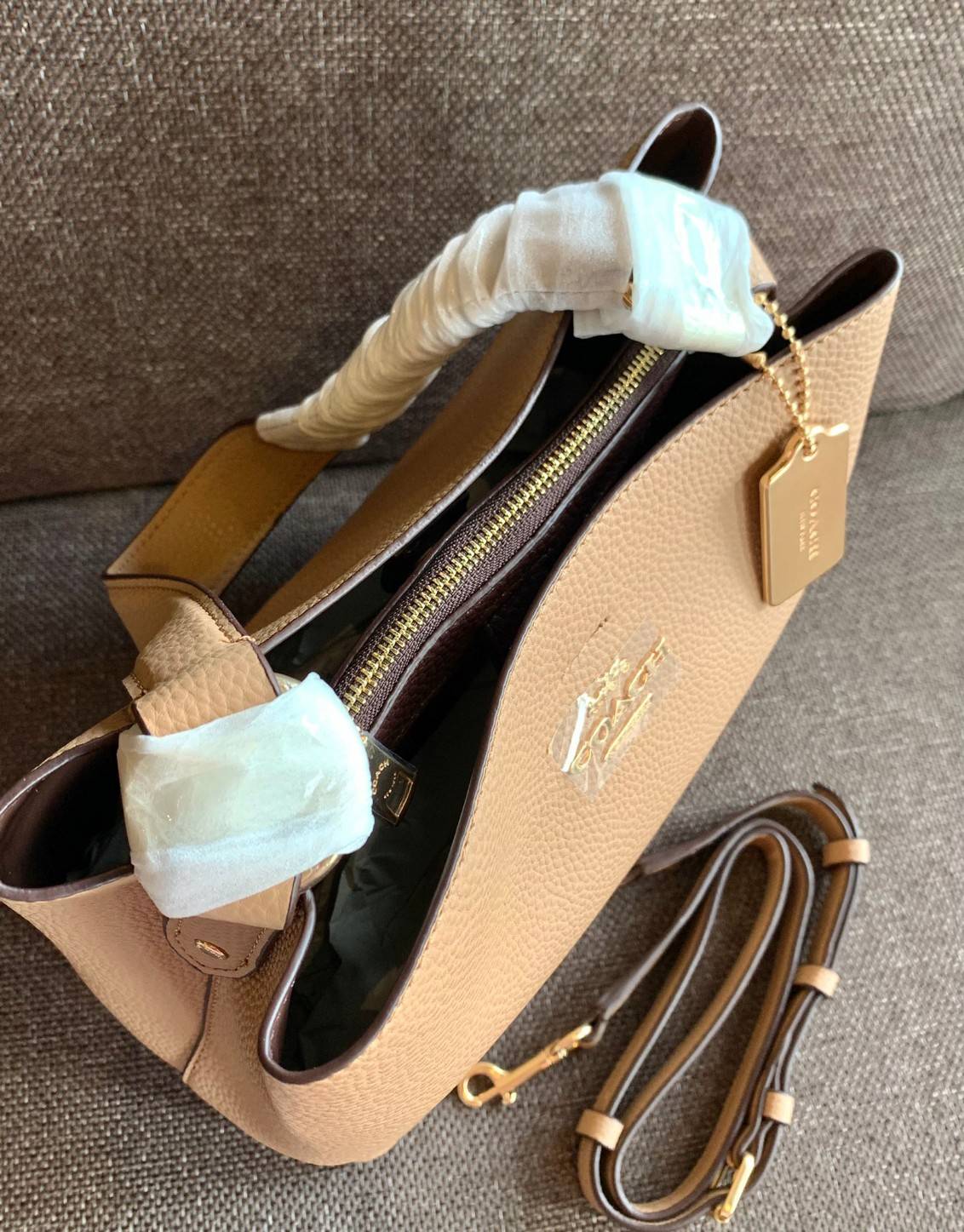 ถังใหญ่พร้อมส่งแล้วค่าา ห้ามพลาด❗️ COACH TOWN BUCKET BAG((91122)) 📣พร้อมส่ง ไซด์ที่สาวๆรอคอยค่ะ! ✔️กระเป๋าทรงถังใบใหญ่ สุดฮิตอีกรุ่นที่สาวๆต้องมีติดตัว ✔️หนังแท้ หนังจริงสวยมาก นิ่มมือดีด้วยนะคะ