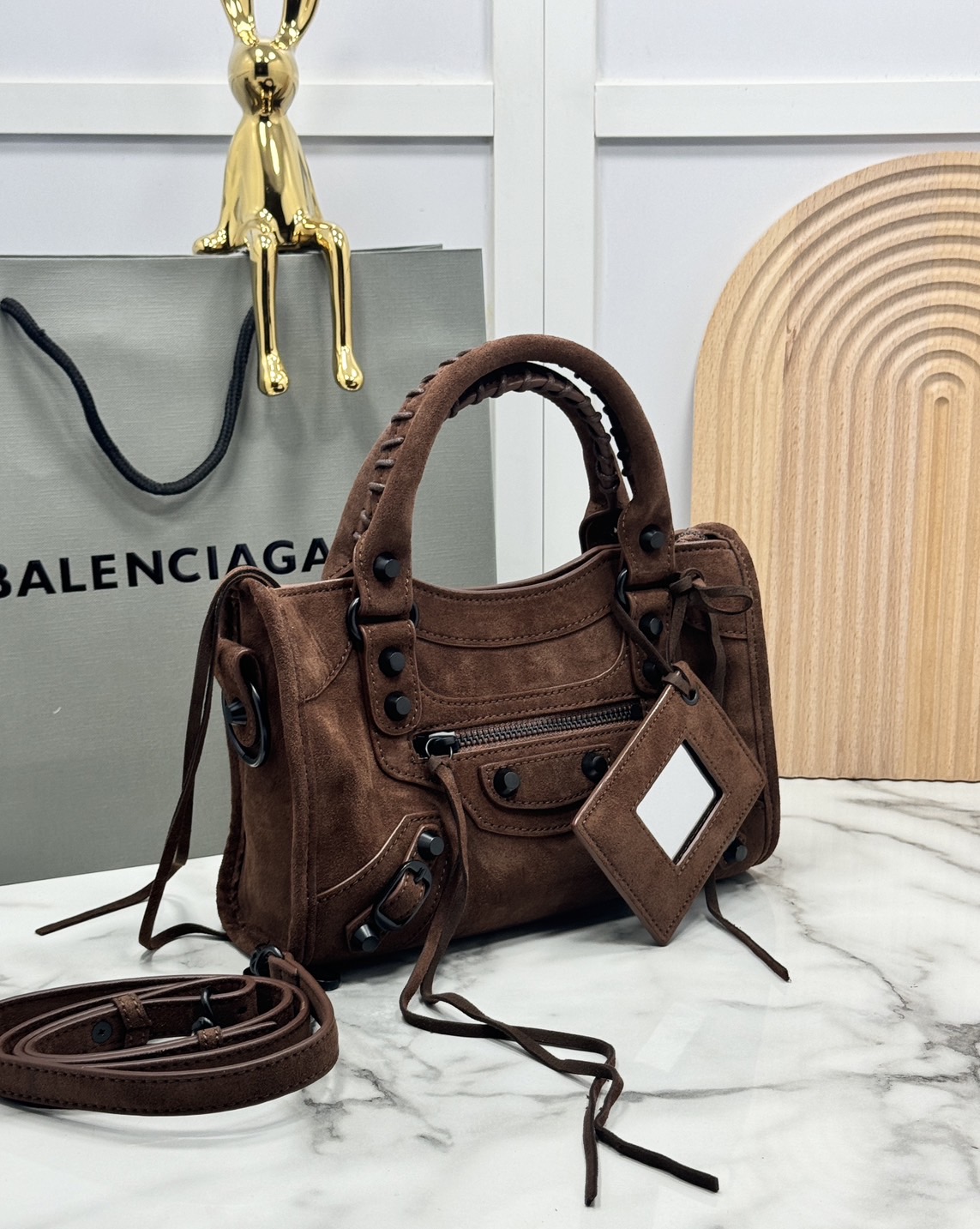 ORI หนังแท้ | Balenciaga Le City suede bag กระเป๋าถือ/สะพายข้างดีไซน์โดดเด่นสวยเท่ล้ำสมัย ใหม่ล่าสุดงานหนังกลับที่สุดแห่งความไอคอนิกไม่เหมือนใคร มีกิมมิคและลูกเล่นแพรวพราว