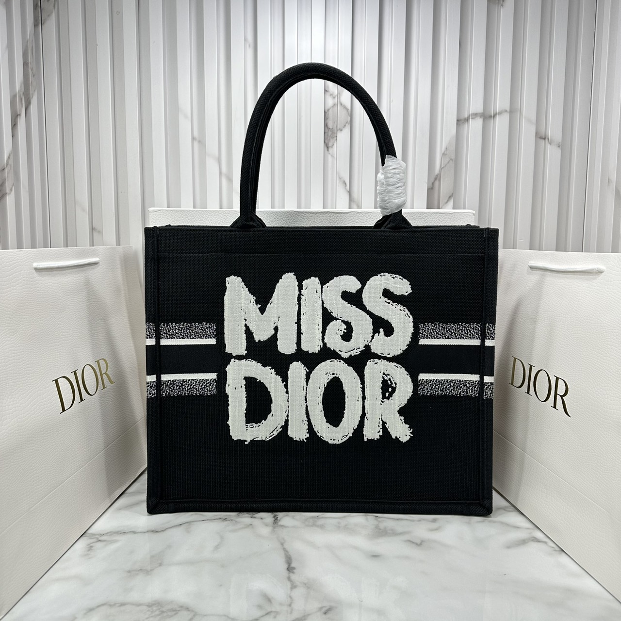 ORI หนังแท้ | Dior BookTote Black Miss Dior Embroidery Tote Bag กระเป๋าทรงโท้ทคอลใหม่ โทนดำคลาสสิก สวยงามและหรูหรา