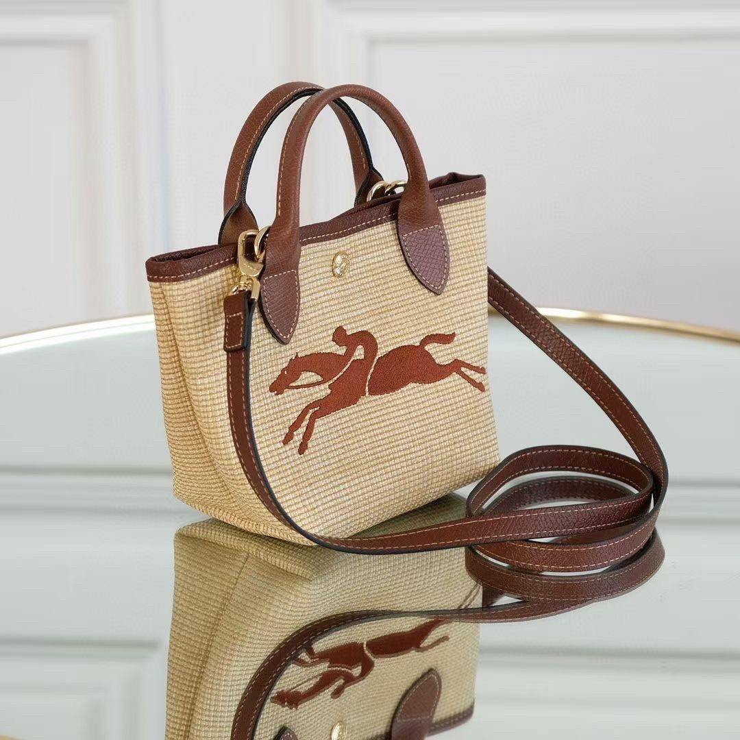 Longchamp Le Pliage Paris-St Tropez Handtasche มาแร้ววววใหม่ล่าสุดนุ้งมินิ ตัลร๊ากกก วัสดุสาน ด้านหน้าปักโลโก้ม้าอันเป็นสัญลักษณ์ของแบรนด์ ทนทานแข็งแรง ใบมินิ น้ำหนักเบา จุของได้เยอะ ใส่กระเป๋าตังค์ โทรศัพท์ iphone+ ได้ ภายในโล่ง มีสายสะพายไหล่ Crossbody 