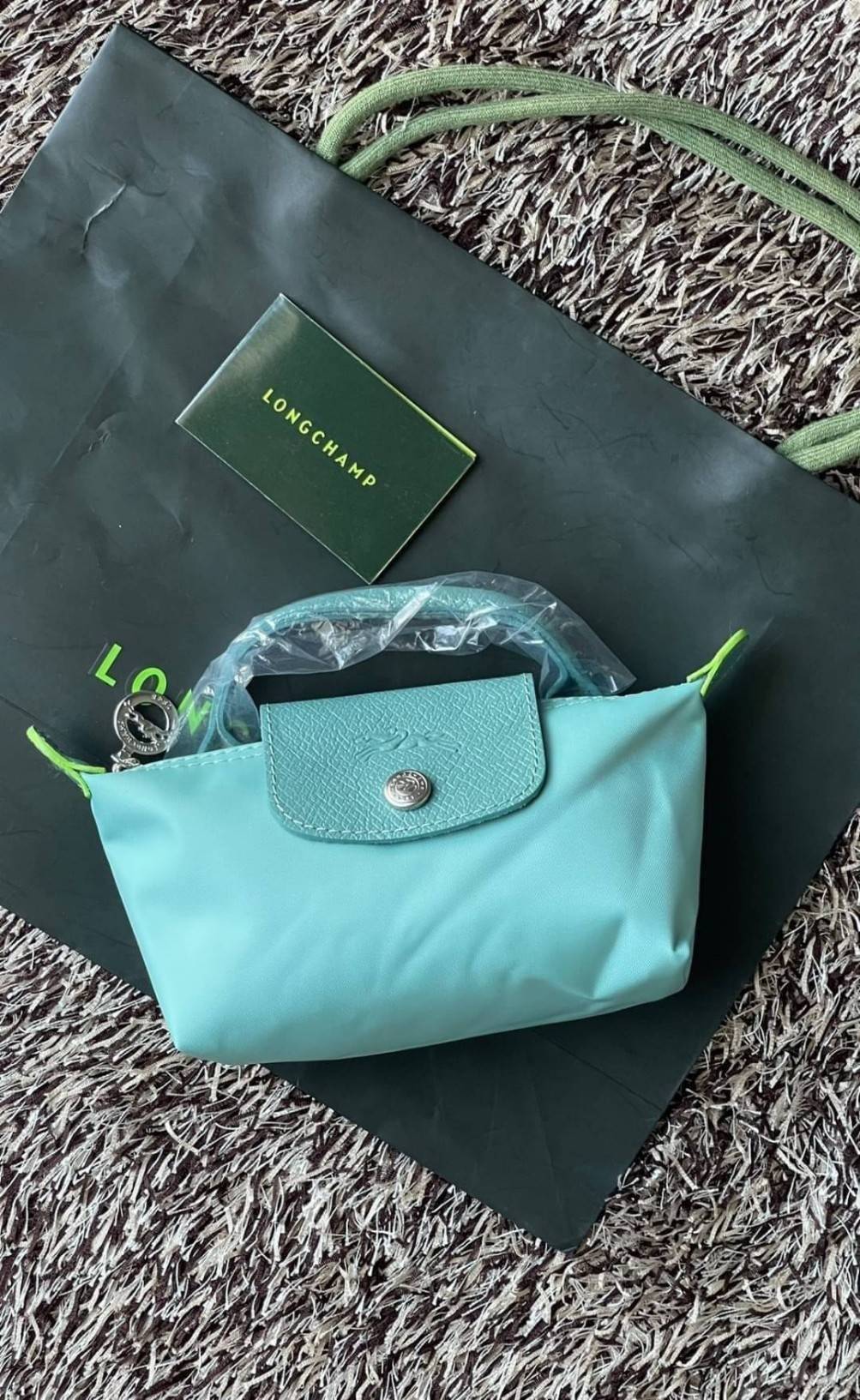 LONGCHAMP LE PLIAGE ORIGINAL Pouch with handle กระเป๋าถือขนาดมินิทรงpouch ให้ความหรูหราจาก Le Pliage (เลอ ปลิยาจ) ในขณะที่ที่ปิดแบบซิปช่วยให้คุณมั่นใจได้