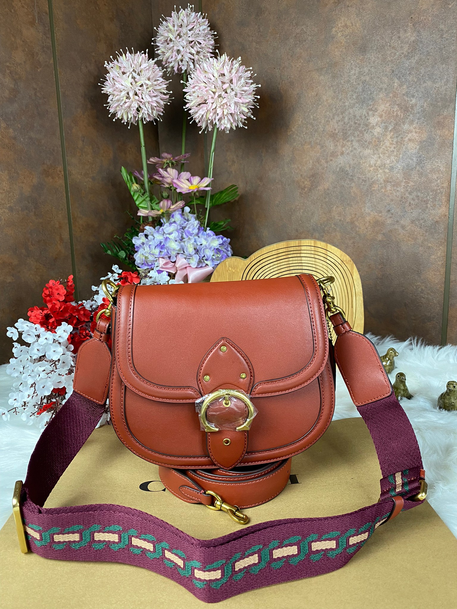 OUTLET 】COACH BEAT SADDLE BAG 10 แบบพร้อมส่ง จุกๆ เลยค่า The best item! ที่สาวๆรอคอย! ฮอตไฟลุก! สีหายาก ละมุนคุณหนู คอลเลคชั่นใหม่ ดีไซน์หรูหรา พิเศษมากๆมาพร้อมสายสะพาย 2 เส้น ใช้คู่กันหรือแยกสะพายก็สวยครบสูตร กระเป๋าสะพายทรง saddle คลาสสิค วัสดุหนัง glov