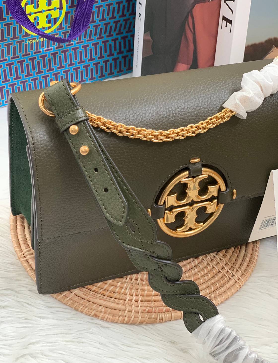 สวยจริงไม่จกตาจ้าา😘 TORY BURCH MILLER SHOULDER BAG BRAIDED STRAP LARGE ((81668)) พร้อมส่งที่ไทย! กระเป๋าหิ้วและสะพายไหล่ได้ในตัว หนังแท้ลายหนังสวยมากๆค่ะ ด้านหน้ามีอะไหล่โลโกแบรนด์ หรู สะพุดตาทีเดียว เปิดปิดกระเป๋าแบบฝาปิด ภายในมีช่องหลักใส่ของ2ช่