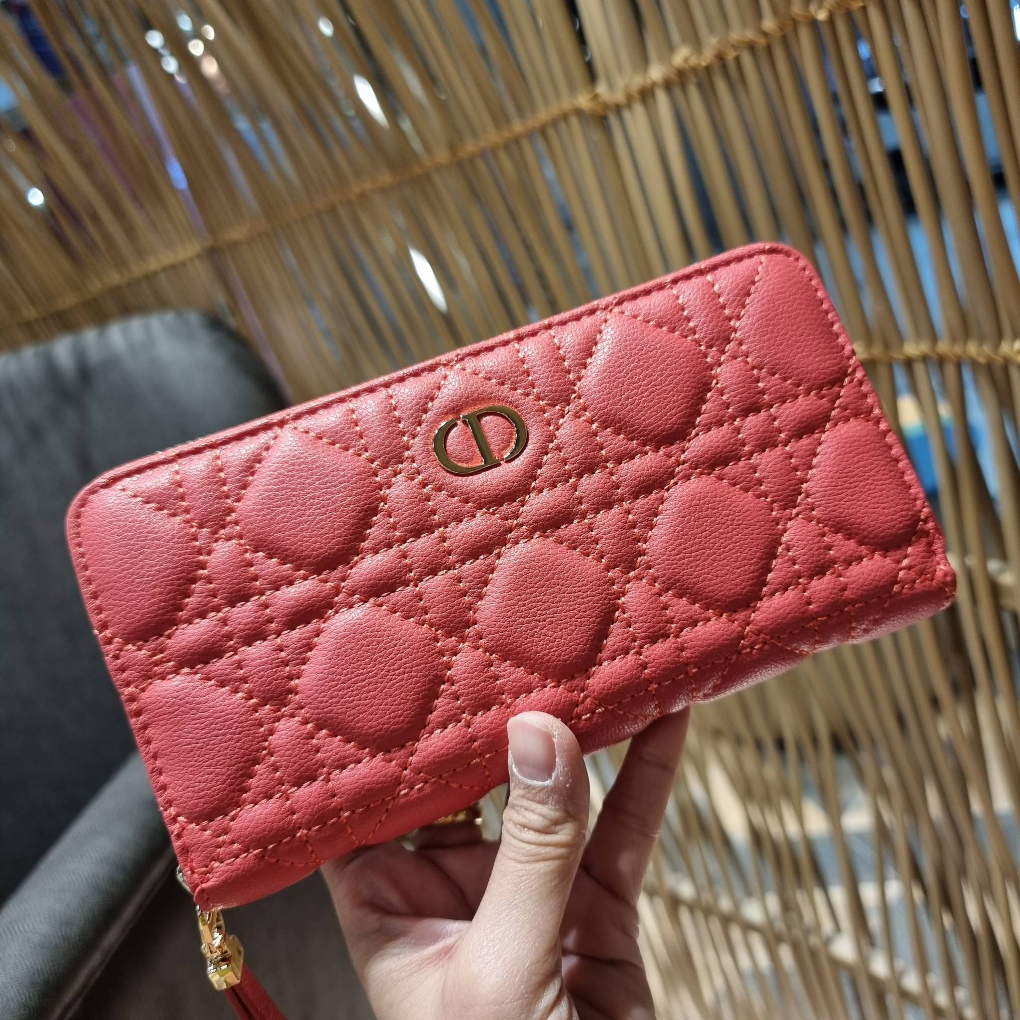 VIP 】CD LONG WALLET WITH GWP ใหม่ล่าสุด กระเป๋าสตางค์ใบยาว พิเศษจาก duty free ใบจริงสวยคม ใช้แล้วรับทรัพย์ ขับผิว วัสดุหนังแท้เต็มใบ สัมผัสดีงาม เปิด-ปิดด้วยซิปรอบ ภายในใส่บัตรได้เยอะ ใส่ธนบัตรได้เต็มที่ มีช่องซิปใส่เหรียญได้ พร้อมส่งความสวยถึงบ้านแบบครบเ