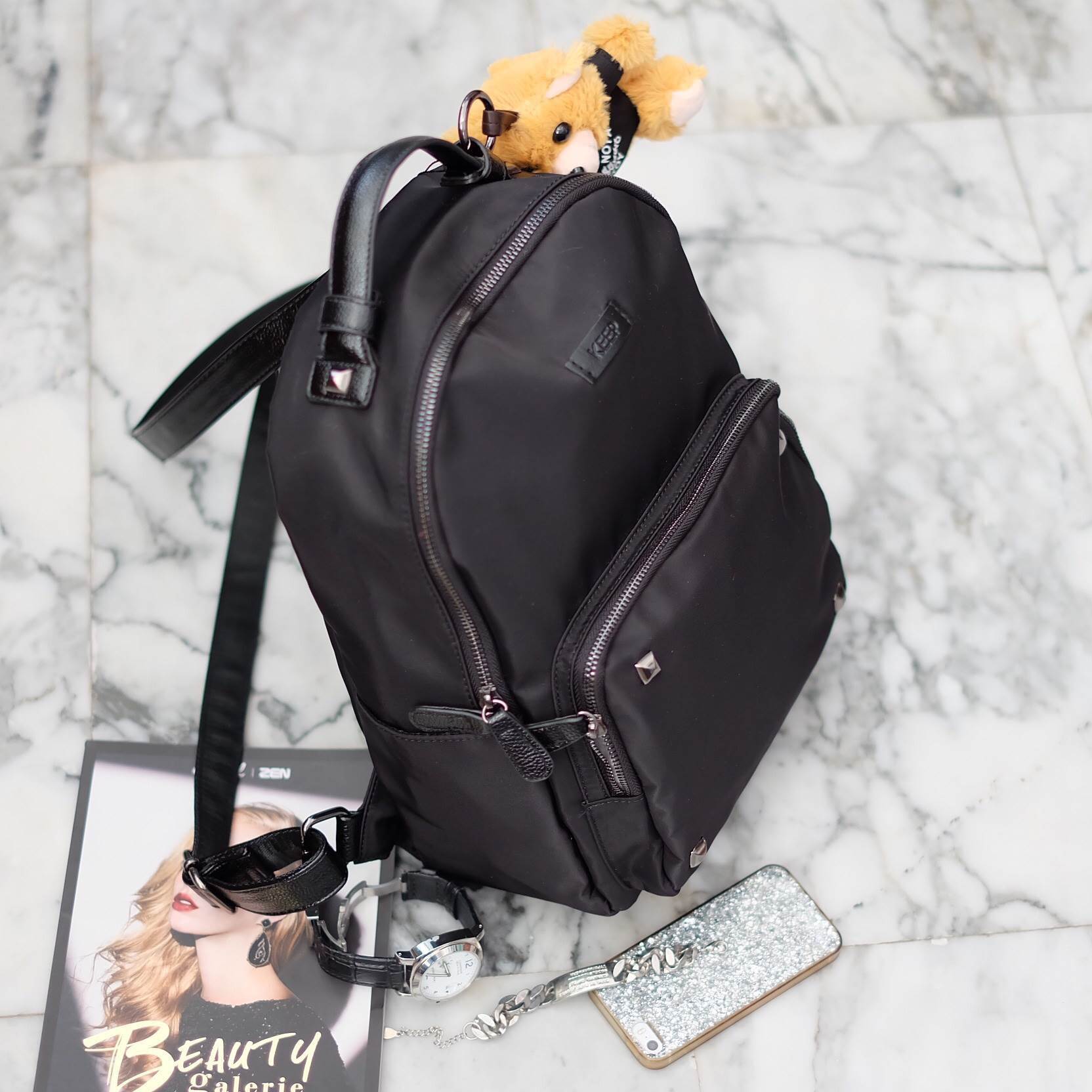 ใหม่ล่าสุด !!! เป้ไนล่อน แบรนด์ KEEP รุ่น Keep classic nylon backpack รุ่นนี้ถือเป็นรุ่นขายดีที่สุดของแบรนด์เลย จุดเด่นที่ กระเป๋า ผ้าไนล่อน น้ำหนักเบา ดีไซด์ ทันสมัย เข้าได้กับทุกชุด สายสะพายเป็นหนังอย่างดี ทนคะ สะพายสบายไหล่คะ ตัวกระเป๋ามีช่องเก็บของจุก