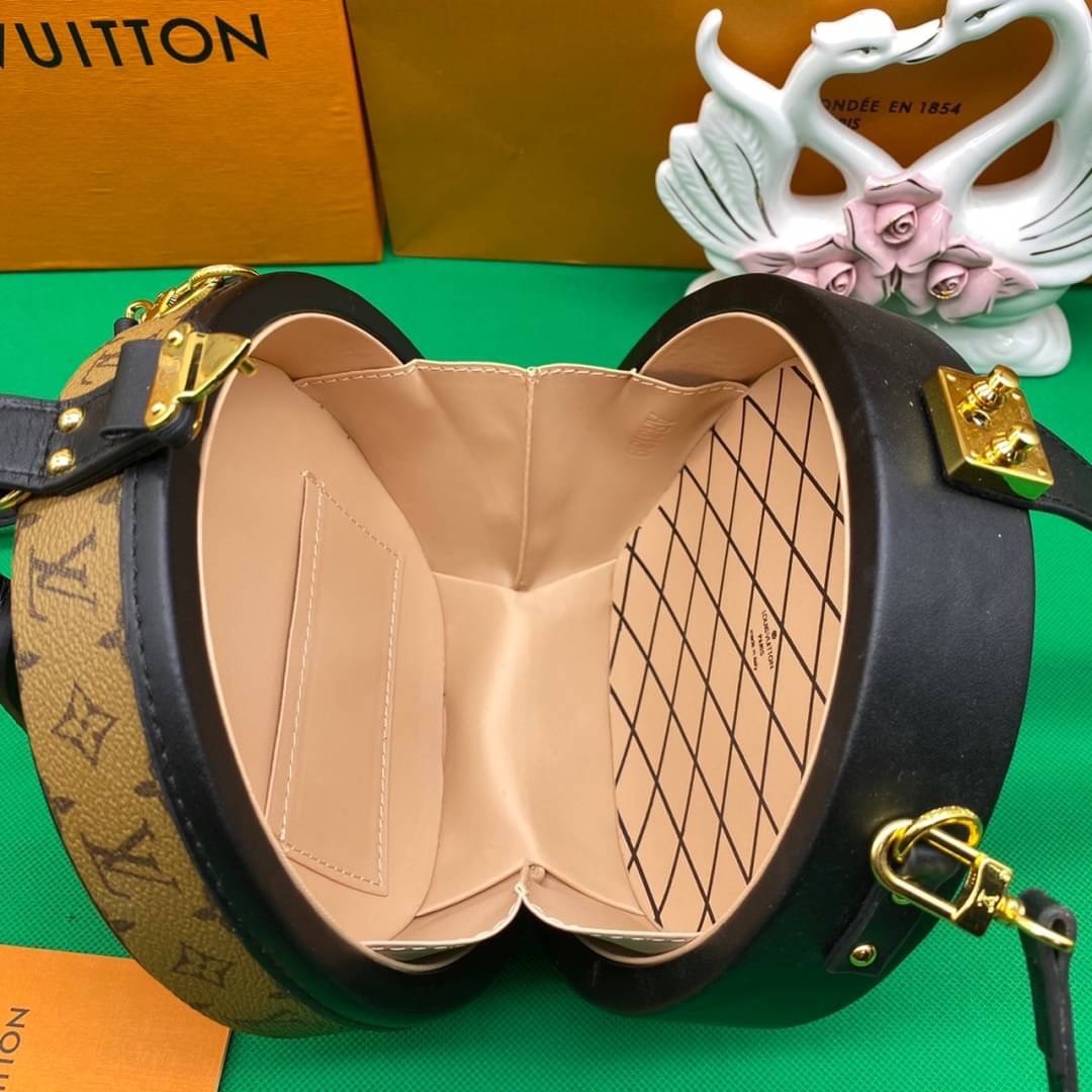 หนังแท้ LOUIS VUITTON PETITE BOITE CHAPEAU LV ROUND BAG โดดเด่นด้วยรูปทรงอันเป็นเอกลักษณ์และรายละเอียดแบบคลาสสิก ภายในโล่งกว้างด้วยช่องใส่ของขนาดใหญ่ มีสายยาวสะพายข้างได้ ถอดออกได้ หรือจะถือหรูๆ ไปเลยค่าา ภาพถ่ายสินค้าจริง ไอเท็มนี้สวยน่าใช้สุดคุ้มมากๆ ห้