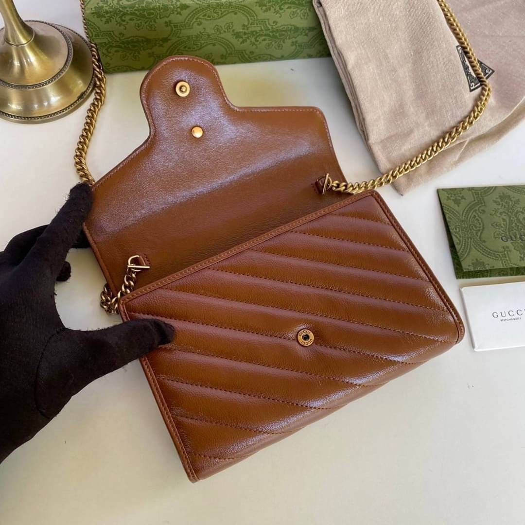 GUCCI Marmont Wallet on chain Leather / GG Marmont Chain Wallet เกรดเทพออริจินอล หนังแท้ งานสวยน่ารักมาก ใส่โทรศัพท์ได้ทุกรุ่น หนังวัวแท้นิ่มมาก ใส่การ์ด ใส่บัตร ได้เยอะมากๆ ฝ่าปิดแบบกระดุมใช้งานง่าย *กระดุมมีโลโก้ Gucci * งานสวยละเอียดยิบย่อยทุกจุด ภาพถ่