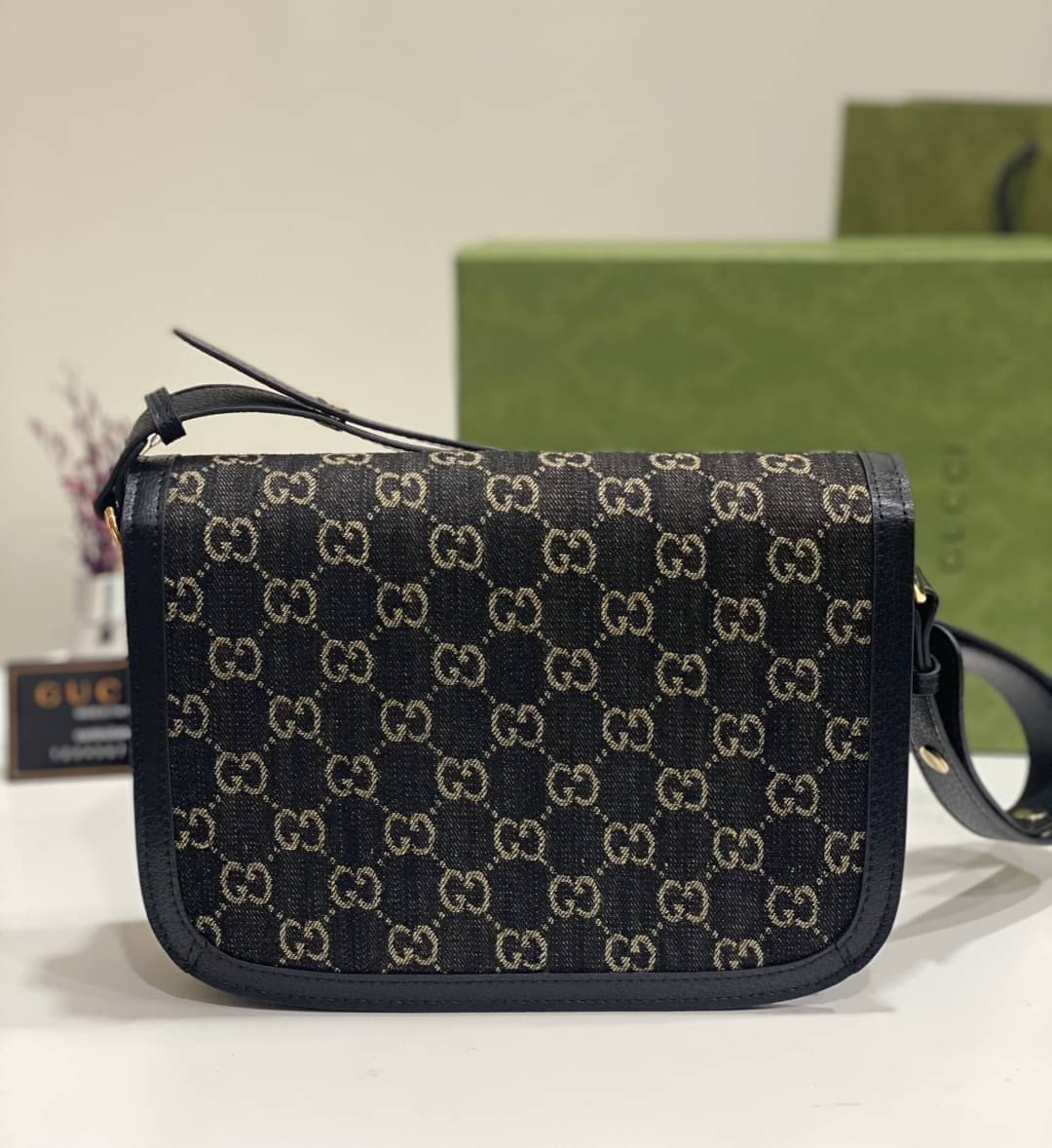 GUCCI Horsebit 1955 shoulder bag กระเป๋าสะพายสุดหรู ผ้า GG เดนิมแจ็คการ์ด ดีไซน์ร่วมสมัยผ่านการออกแบบใหม่ด้วยผ้าเดนิม ถ่ายทอดความรู้สึกเกี่ยวกับการละทิ้งกฎเกณฑ์เดิมๆ ของแฟชั่นผ่านการออกแบบ โดยแบรนด์ถ่ายทอดแนวคิดที่ว่าชิ้นงานควรอยู่เหนือกาลเวลา