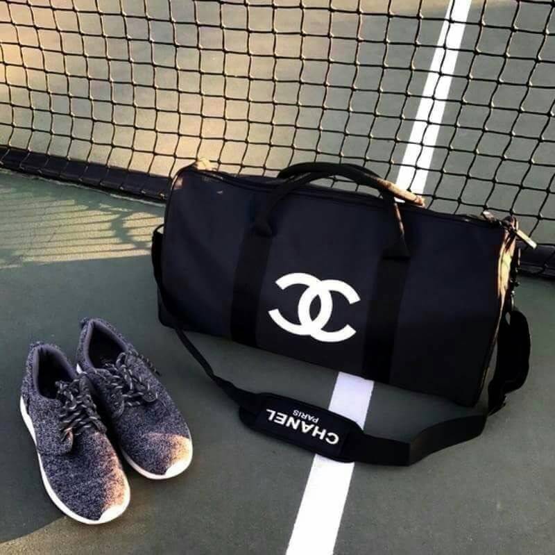 CHANEL Travel Bag กระเป๋าเดินทาง รุ่นสุดฮิตในหมู่ดาราเซเลปค่ะ วัสดุ NYLON เนื้อหนาสีดำด้านหน้ามีโลโก้ CC สีขาว ใบใหญ่จุใจสามารถใส่เสื้อผ้ารองเท้าของใช้ได้เยอะ น้ำหนักเบา กันนำ้ดูแลรักษาทำความสะอาดง่าย