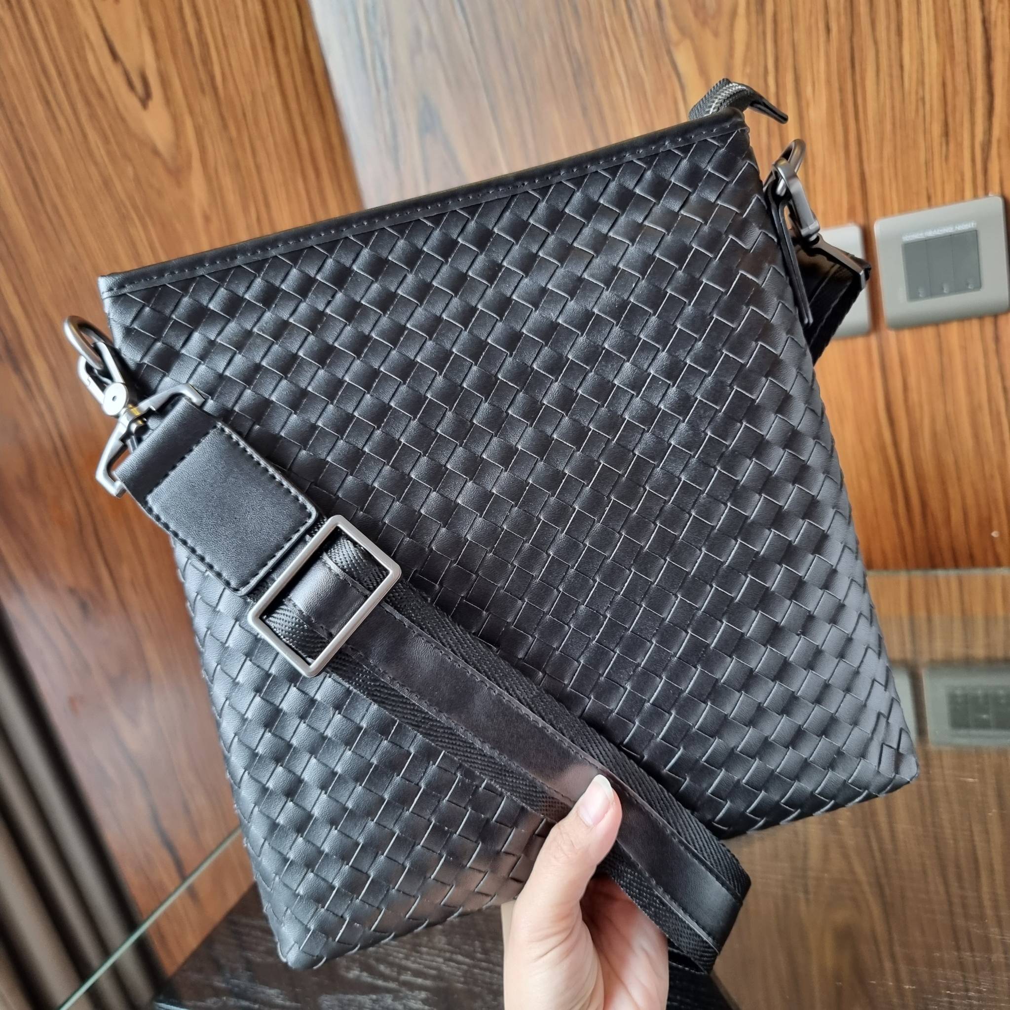 VIP 】อีกหนึ่งไอเท็มเด็ดที่หนุ่มๆรอคอย กระเป๋าสะพายข้างทรงแมสเซนเจอร์ B.ottega venata vip bag ดีไซน์คลาสสิคเอกลักษณ์ ลายสานเรียบหรู ดูแพง ทรงผู้ดี หล่อไปอีก อัพลุคไปอีก วัสดุหนังวัวเต็มใบ เปิด-ปิดด้วยซิป ภายในโล่งกว้างใส่ของได้ครบถ้วนสิ่งสำคัญ สายสะพายปรับ