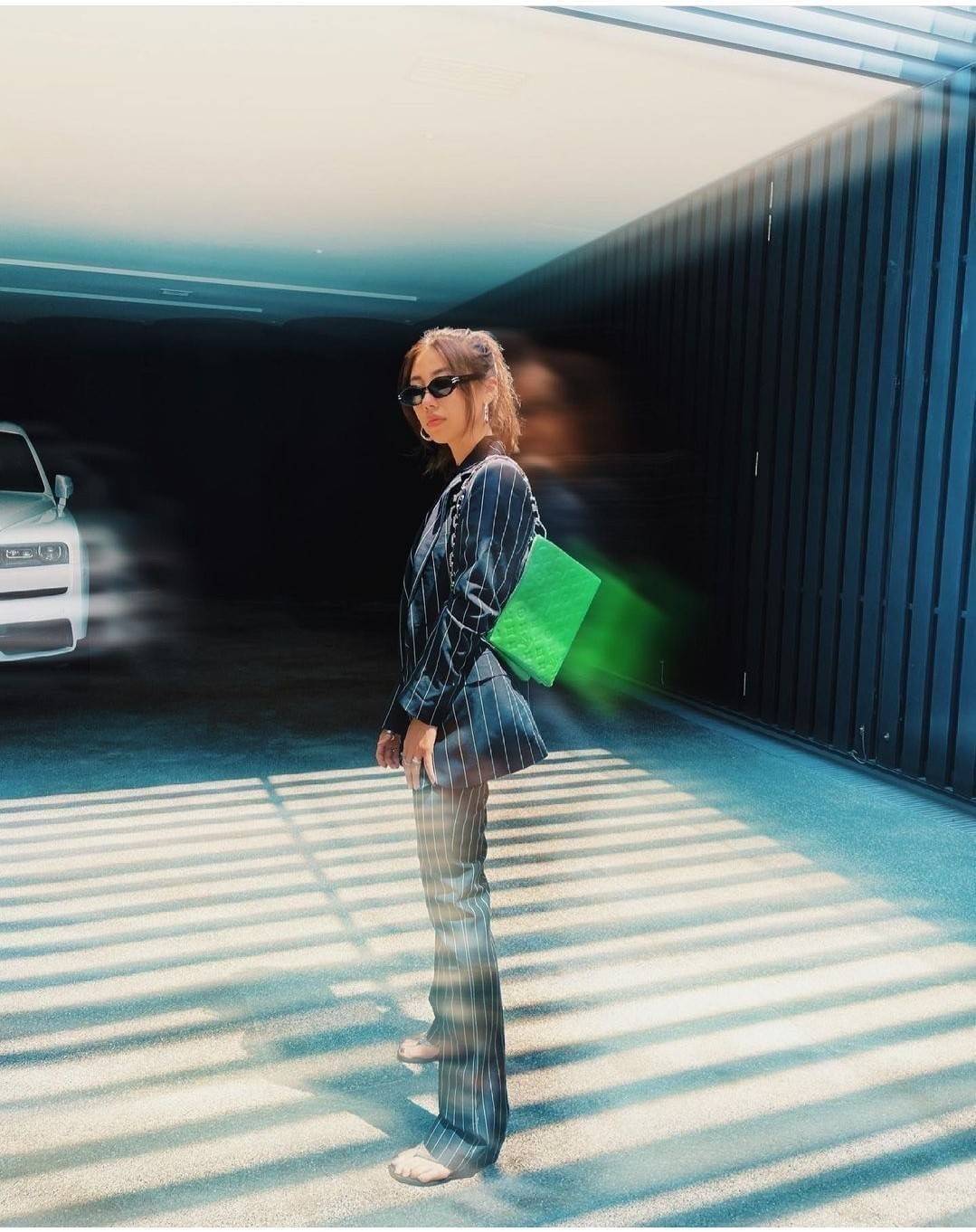 LV HANDLE POUCH MONOGRAM / LV Coussin กระเป๋าสะพายกึ่งคลัชท์ สุดล้ำ มาแรงมาก ด้วยความสวยปังตั้งแต่แรกเห็น วัสดุหนังแกะปั๊มลายสวยคม มาพร้อมสาย 2 เส้น เลิศๆ มีสายโซ่ที่มีดีเทลละเอียดไม่ซ้ำ และสายสปอร์ตครอสบอดี้ ที่จะคล้องไว้ทั้งสองเส้นก็ดีงาม หรือสลับใช้ตาม