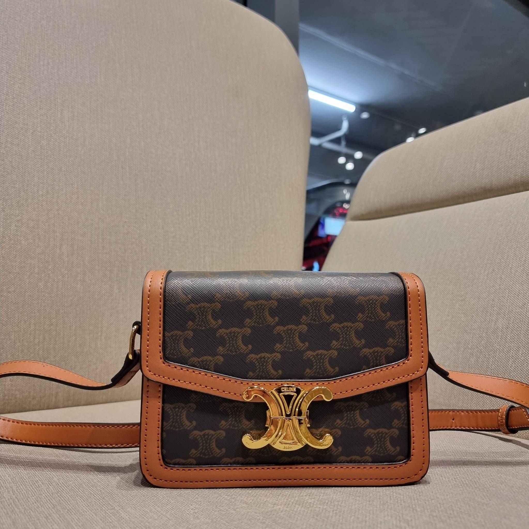 VIP 🥂 CELINE TEEN TRIOMPHE BAG IN TRIOMPHE CANVAS AND CALFSKIN ไม่มีไม่ได้เลยกับไอเท็มสุดคลาสสิค กระเป๋าสะพาย สวยอยู่ทรง ดีไซน์เป็นธรรมชาติ เนเชอรัลโทน ดูดี ดูแพง ไซส์กะทัดรัดมาใหม่ วัสดุหนังแคนวาสสลับหนังแท้ เปิด-ปิดด้วยตัวกดล็อค ใช้งานสะดวก ภายใ