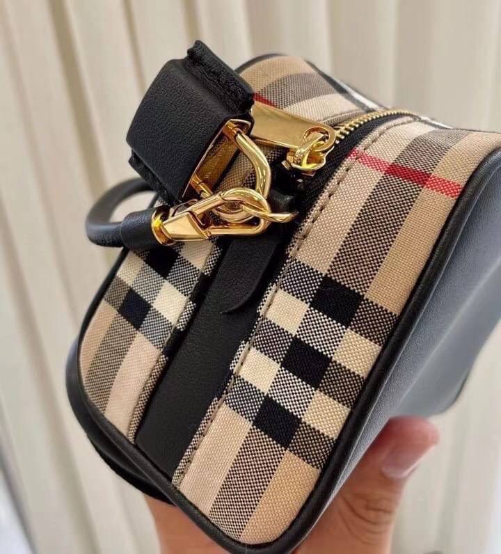 พรีเมี่ยมกิ๊ฟแท้ 100% 】พร้อมส่งที่ไทย ที่นี่ที่เดียว VIP gift BURBERRY Black Vintage Check Half Cube Crossbody Bag