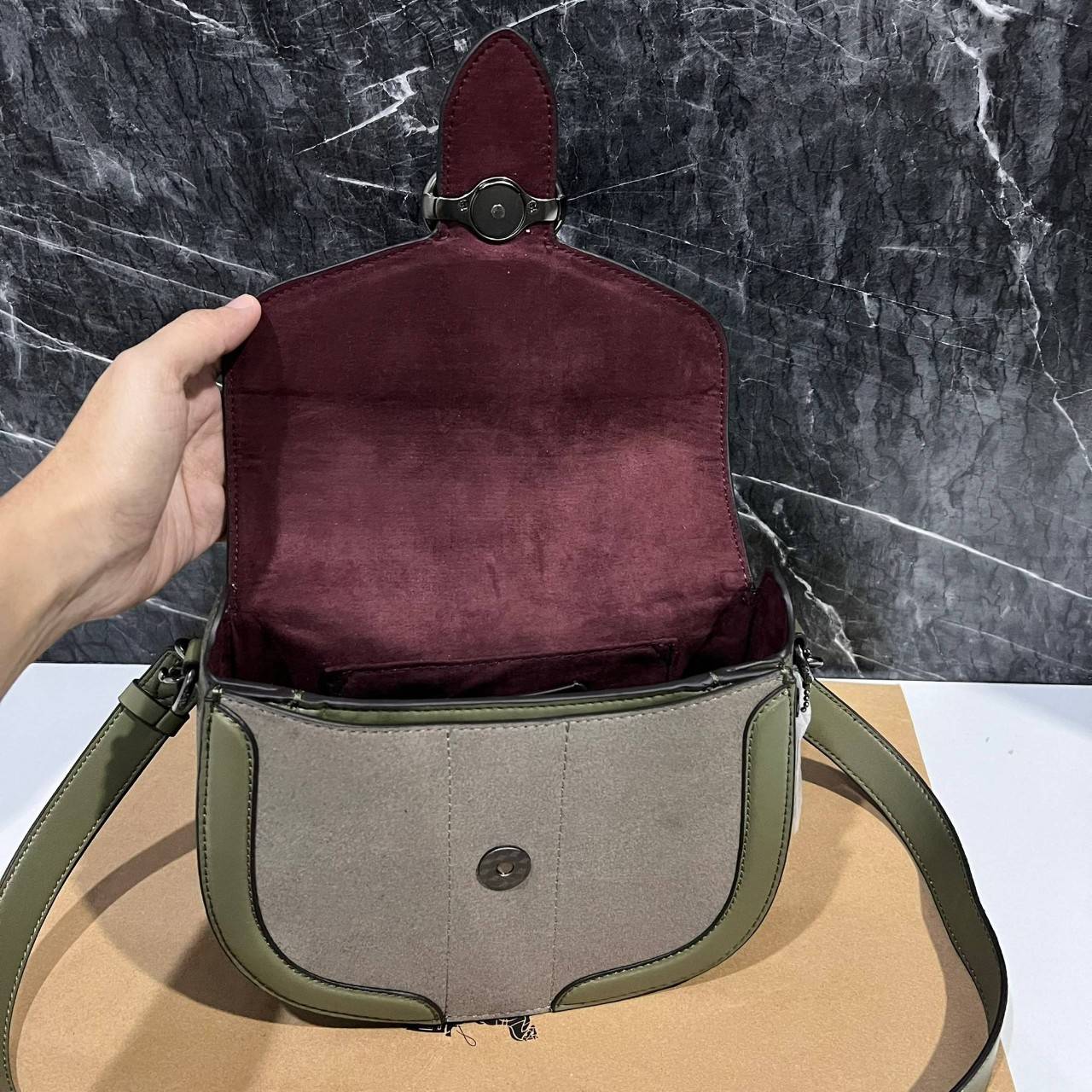 OUTLET 】COACH C2805 GEORGIE SADDLE BAG ใบงาม น้องน่ารัก สุดเรียบหรู เลยทีเดียว วัสดุหนังpebble ตัวกระเป๋าหนังแท้ ตรงกลางตัดกำมะหยี่เพิ่มความหรูหราอย่างลงตัว ภายในกระเป๋ามีช่องเอนกประสงค์กระดุมแป๊ก ซับในผ้า ด้านนอกกระเป๋าเปิด สายสะพายถอดปรับระดับ สำหรับสะพ