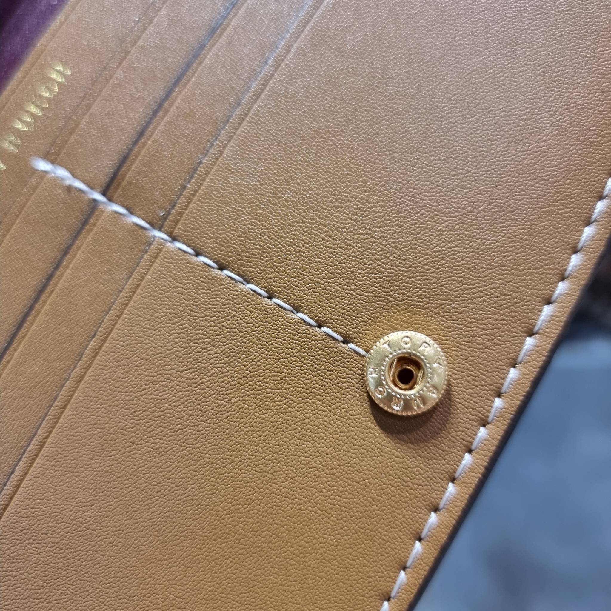 TORY BURCH T MONOGRAM JACQUARD SLIM WALLET ของดีมีให้ที่นี่แบบจัดเต็ม กระเป๋าสตางค์ใบยาว รุ่นสลิม สวยหรู ขนาดกำลังเหมาะมือ ถือแล้วขับผิว วัสดุผ้า jacquard ตัดสลับหนังแท้ ภายในสวยคมม้าก!! มีช่องใส่บัตรได้แบบเน้นๆ และช่องใส่ธนบัตรได้ ด้านหลังมีช่องซิปอีกหนึ