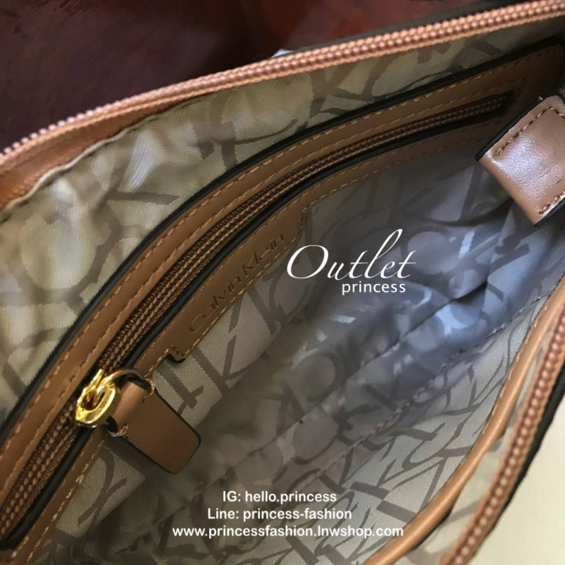 Calvin klein mini crossbodyBag กระเป๋าสะพายทรงครอสบอดี้ มีลายแบรนด์เป็นซิกเนเจอร์รอบใบทั้งภายในและภายนอก เปิดปิดด้วยซิปเดียวใช้งานง่าย ใบมินิน่ารัก ใส่ธนบัตร บัตรต่างๆ เครื่องสำอางค์ของจุกจิกได้ ต้องมีสะพาย นับเป็นตัวเลือกที่น่าสนใจสำหรับคนที่กำลังมองหากร