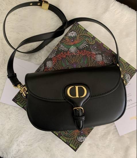 DIOR BOBBY EAST-WEST BAG (GWP) พรีเมี่ยมกิ้ฟ Limited Edition กระเป๋าสะพายขนาดกระทัดรัด น่ารักมากมาย วัสดุหนังแท้ (Calfskin) อะไหล่ทอง ตกแต่งด้านหน้ากระเป๋าแบบหัวเข็มขัด ประดับโลโก้ CD ด้านหลังสกรีนตัวอักษร "30 MONTAIGNE" มีช่องสำหรับเก็บของหนึ่ง