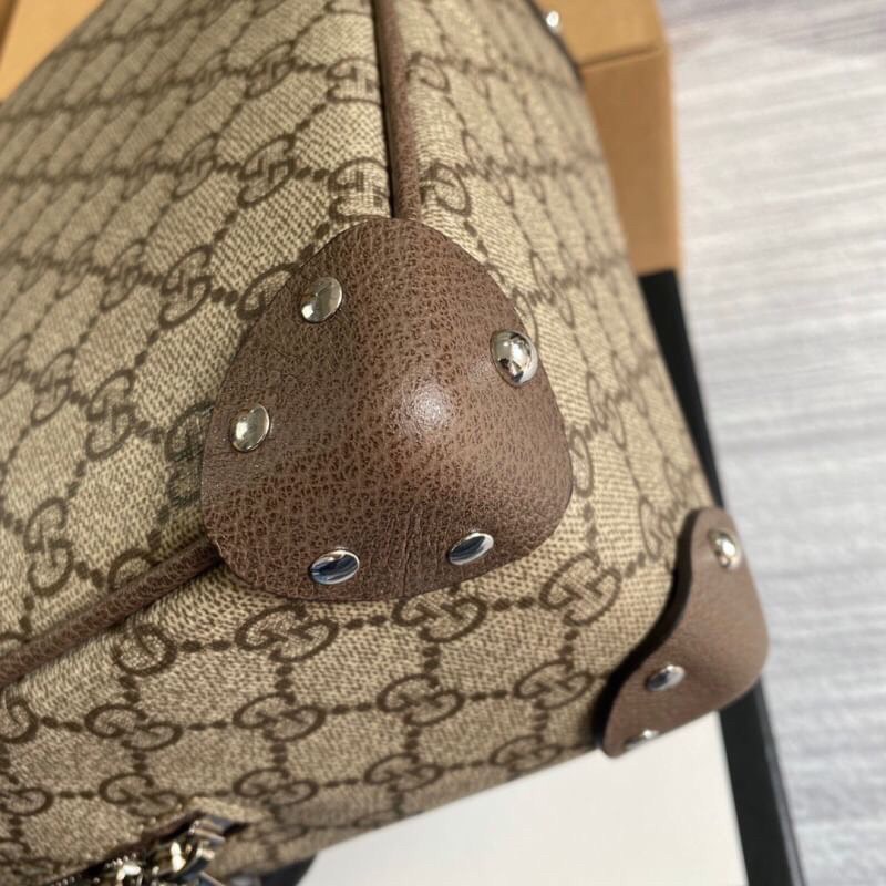 VIP 】หนังแท้ Gucci Box Type Sling Bag พร้อมส่งที่ไทย กระเป๋าสะพายดีไซน์ใหม่ ทรงกล่องคลาสสิคที่ดัดแปลงให้ดูนุ่มนวลและทันสมัย ใช้งานได้สะดวกคล่องตัวมากขึ้น ด้วยสายสะพายครอสบอดี้ วัสดุหนังแท้คุณภาพดี เปิด-ปิดด้วยตัวล็อคแน่นหนา ภายในโล่งกว้าง ถือเก๋ๆ ถ่ายรูปส
