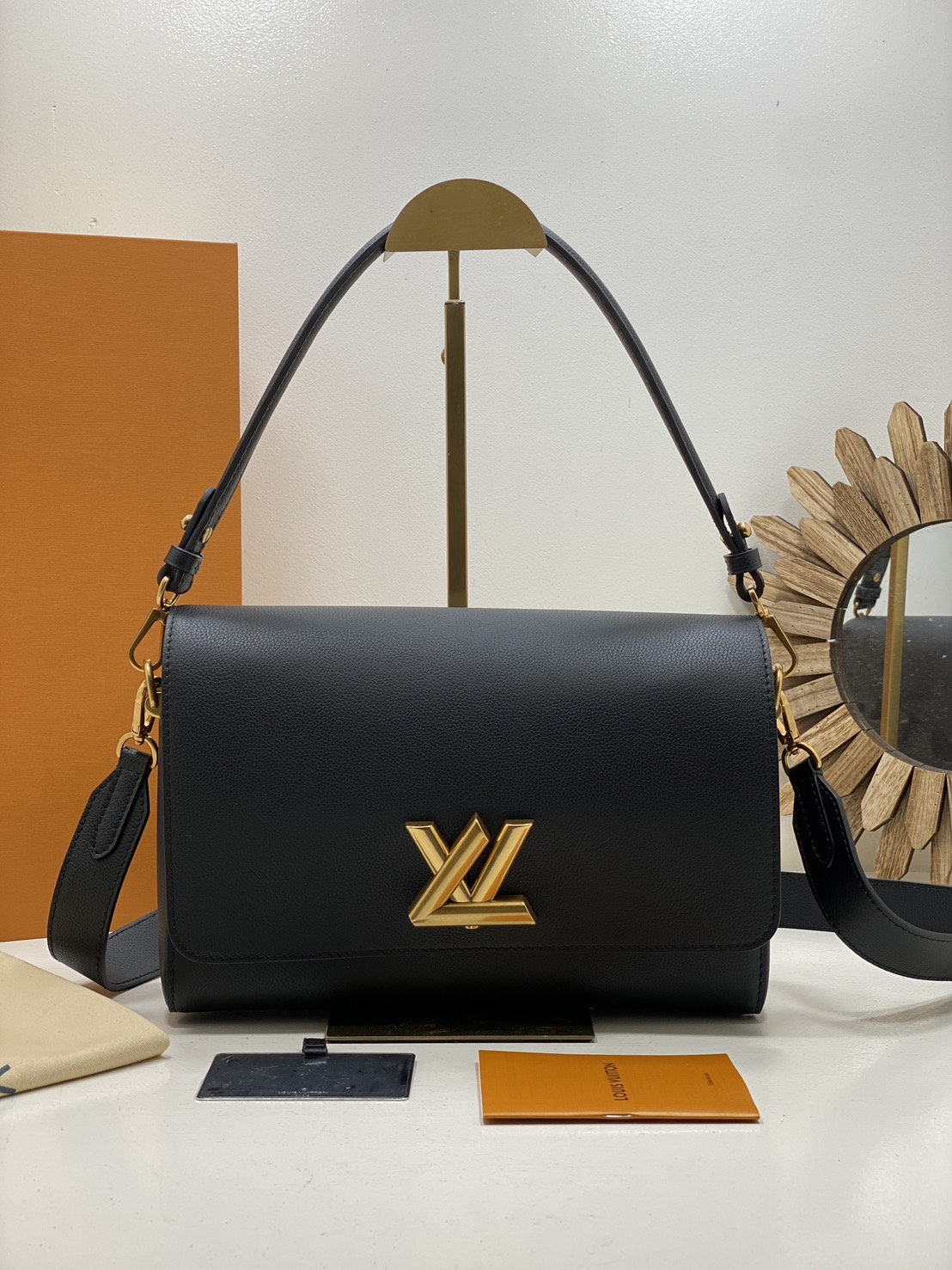 TOP ORI หนังแท้ | เกรดดีสุด LV Soft Twist Handbag กระเป๋าถือสุดไอคอนิก ถือเป็นกระเป๋าคู่ใจที่สมบูรณ์แบบสำหรับทุกวัน