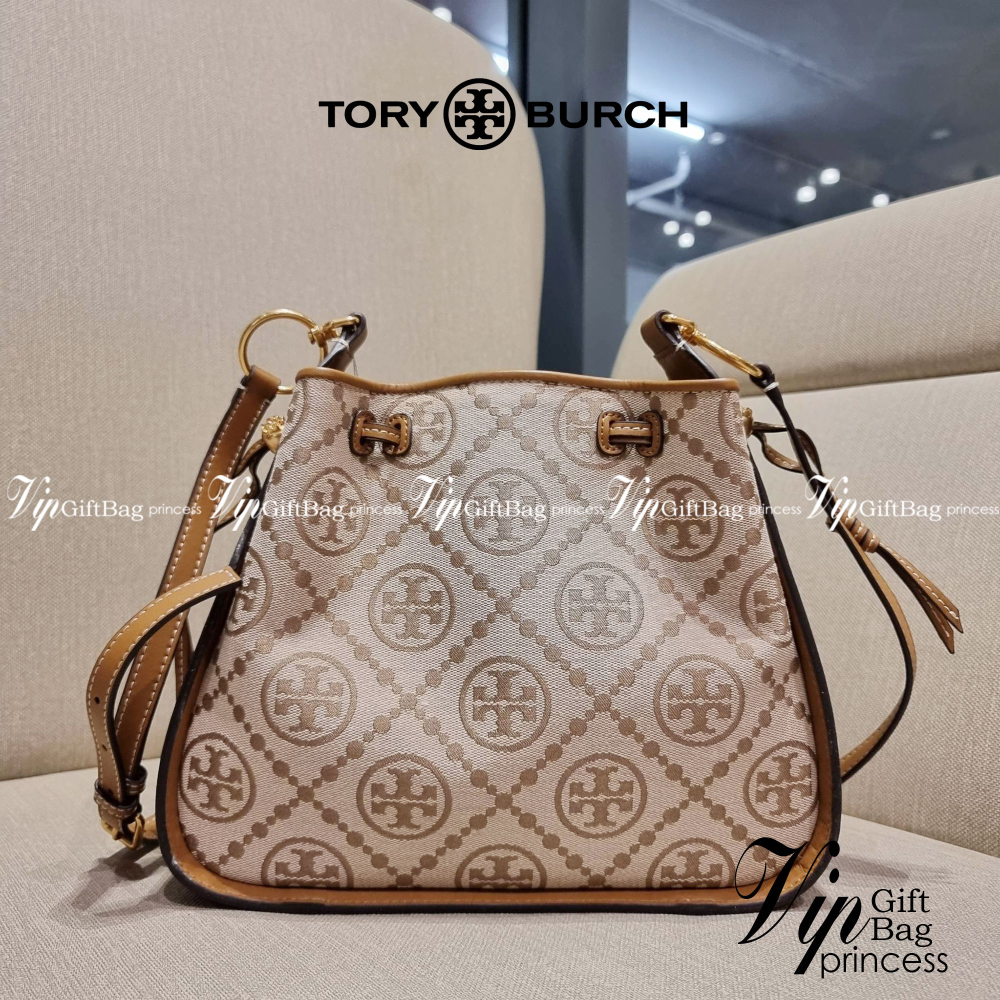TORY BURCH T MONOGRAM JACQUARD BELL BAG คอลเลคชั่นใหม่ กับกระเป๋าลายโมโนแกรมยอดฮิต ที่มาในรูปทรงดีไซน์สวยเก๋ ชิคๆคูลๆ รับรองว่าไม่มีเกร่อ ตัวกระเป๋าทรงเหลี่ยม รูปเก็บทรงได้ในส่วนของปากกระเป๋า หรือไม่รูด ก็ได้ความสวยไปอีกแบบ วัสดุผ้า jacquard ตัดสลับหนังแท