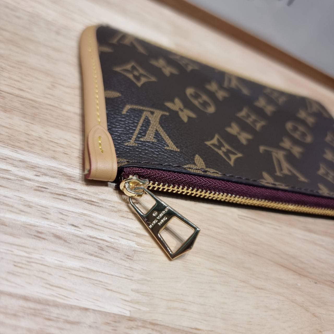 LV CARRYALL MINI BAG รุ่นลิมิเต็ดที่สาวๆตามหา มาในไซส์มินิ ขนาดโคตรน่ารักน่าใช้! กระเป๋าสะพายไหล่ทรงสวย ดีไซน์เรียบง่ายคลาสสิค หรู ดูผู้ดี รูปทรงใช้งานง่าย มาพร้อมใบลูก