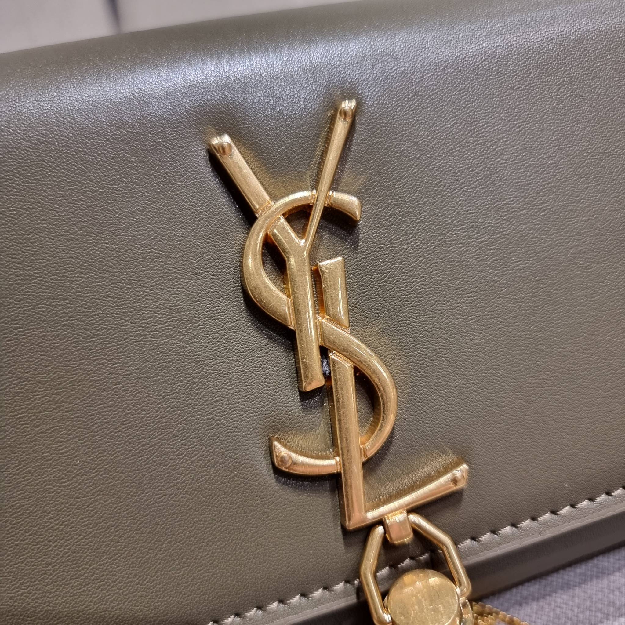 Yves Saint laurent small kate bag สุดหรู ทรง woc ที่แสนจะฮอตปรอทแตก ดีไซน์เรียบ แต่แอบมีดีเทลความหรูที่พู่ห้อยสีทองโดดเด่น เพิ่มความแพงอีกหนึ่ง วัสดุหนังแท้สัมผัสดีงาม ใช้งานง่ายเพียงแค่เปิด-ปิดด้วยกระดุมแม่เหล็ก ภายในเป็นช่องโล่ง มีช่องใส่บัตร ใส่มือถือ 