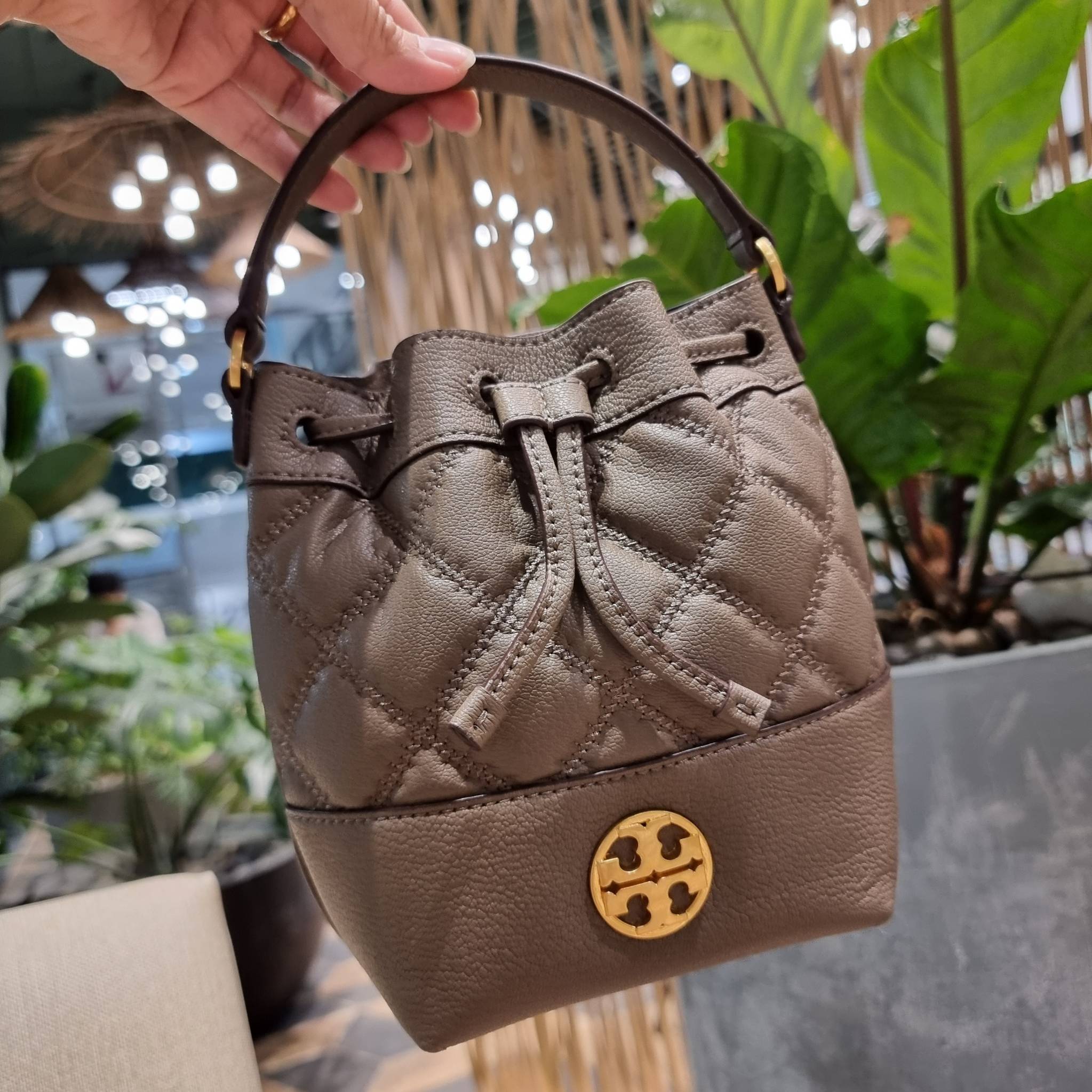 TORY BURCH WILLA MINI BUCKET BAG NEW ARRIVAL สุดปัง กระเป๋าสะพายทรงบัคเก็ต สวยผู้ดี โดดเด่นด้วยโลโก้สีทองดูหรู อัพลุคผู้ดี๊ผู้ดี วัสดุหนังแท้ ดีไซน์บุนวม เส้นคมดีเทลหรู เปิด-ปิดหนังรูดปากกระเป๋า มีหูหิ้วในตัว คล้องแขนเก๋ๆ ภายในเป็นช่องโล่ง มีช่องย่อย ใส่ข
