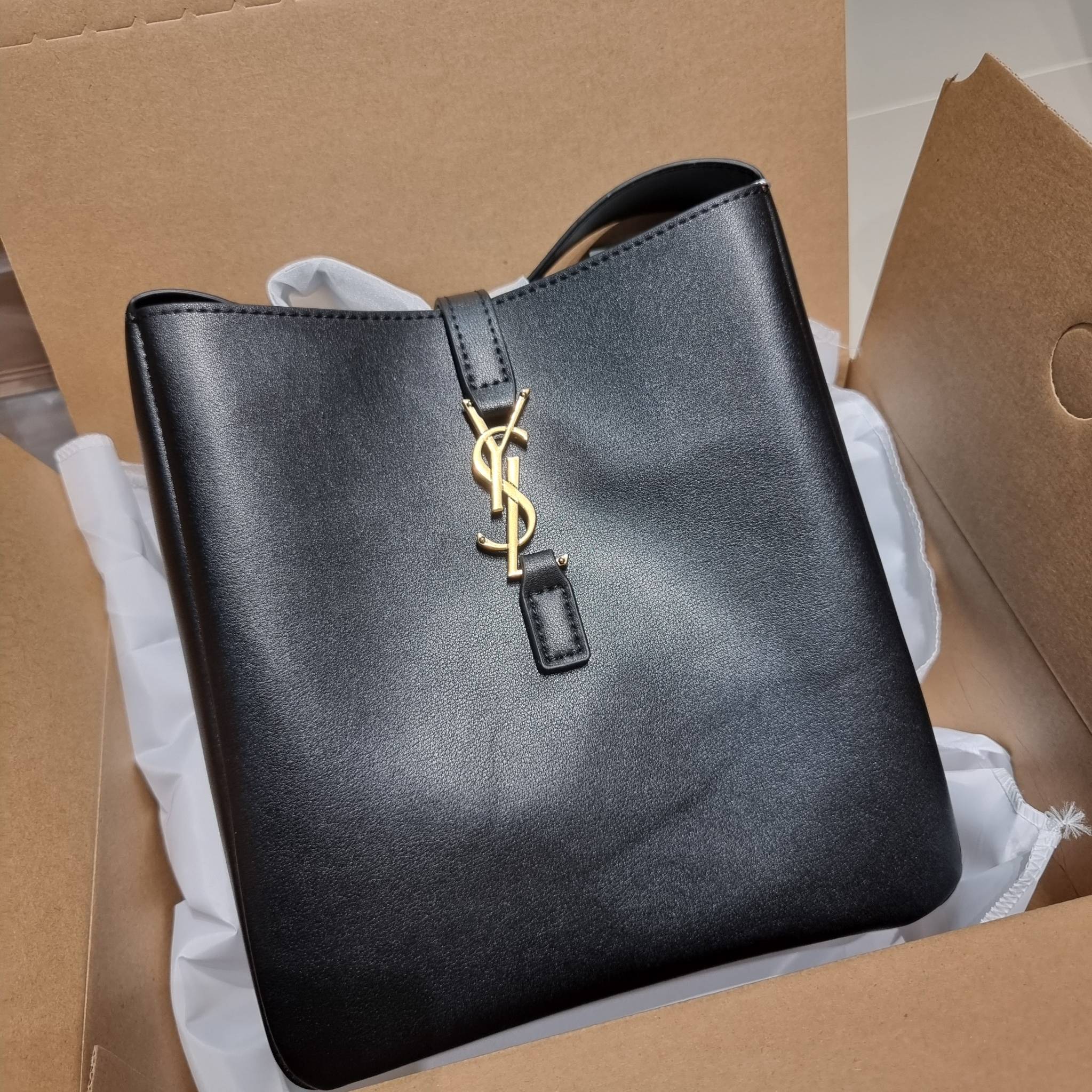 YSL LE 5 À 7 SOFT SMALL IN SMOOTH LEATHER รุ่นยอดฮิต ที่ใครๆก็ต้องมีครอบครอง กับกระเป๋าสะพายทรงโฮโบ ดีไซน์สุดคลาสสิค