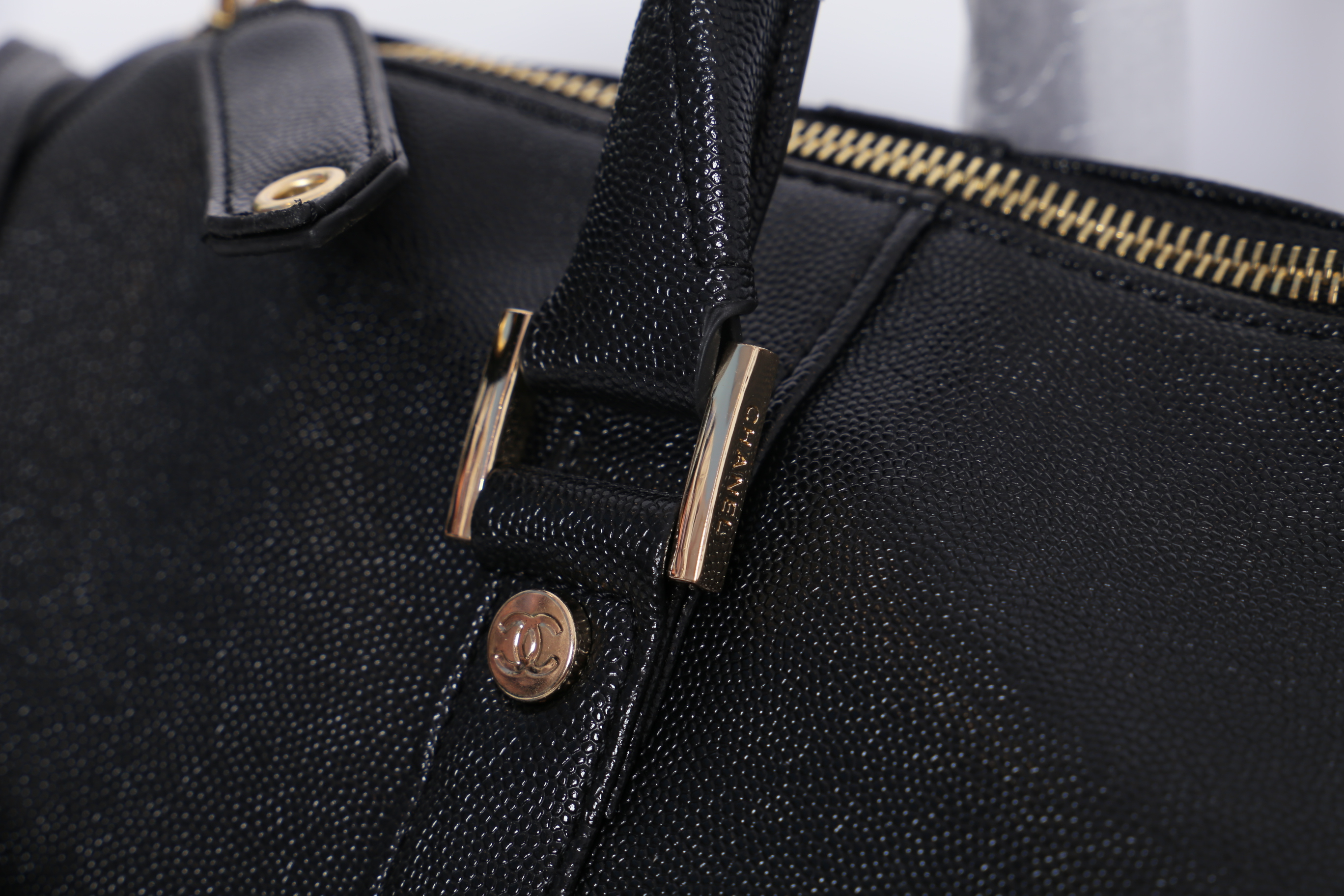 CHANEL Caviar Small Travel bag / CHANEL CAVIAR LARGE HANDBAG / chanel travel bag กระเป๋าเดินทางขนาดพอเหมาะ อะไหล่ทอง วัสดุหนังลายคาร์เวียร์ สวยหรูน่าใช้ น้ำหนักเบา มาพร้อมแท็กหนังแบรนด์อะไหล่ทอง และแท็กหนังใส่กุญแจ