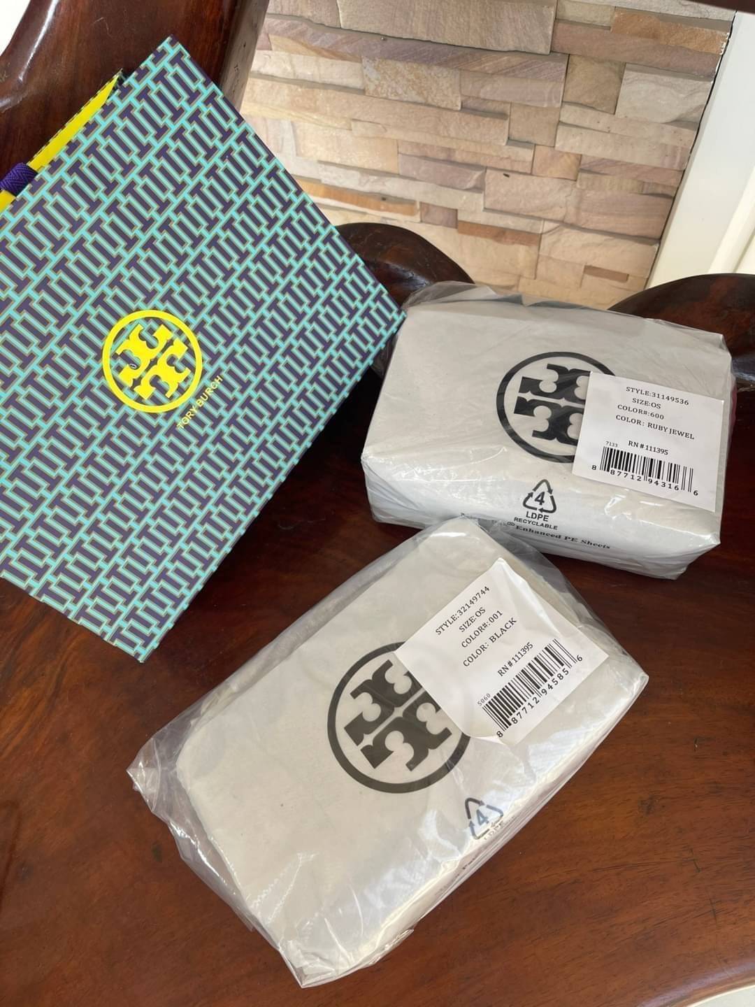 Tory burch description mercer adjustbale shoulder bag เป็น Collection รุ่นท็อปที่สาว ๆ หลายคนถูกใจ ด้วยทรงกระเป๋าคลาสสิกสุดเก๋ ใช้งานแบบไหนก็ดูดี ในลุคช์สาวหวานแบบสะพายสายคู่ หรือ ต้องการความคล่องตัวด้วยการสะพายแบบครอสบอดี้ มีดีไซน์ที่ Practical ต่อการใช้