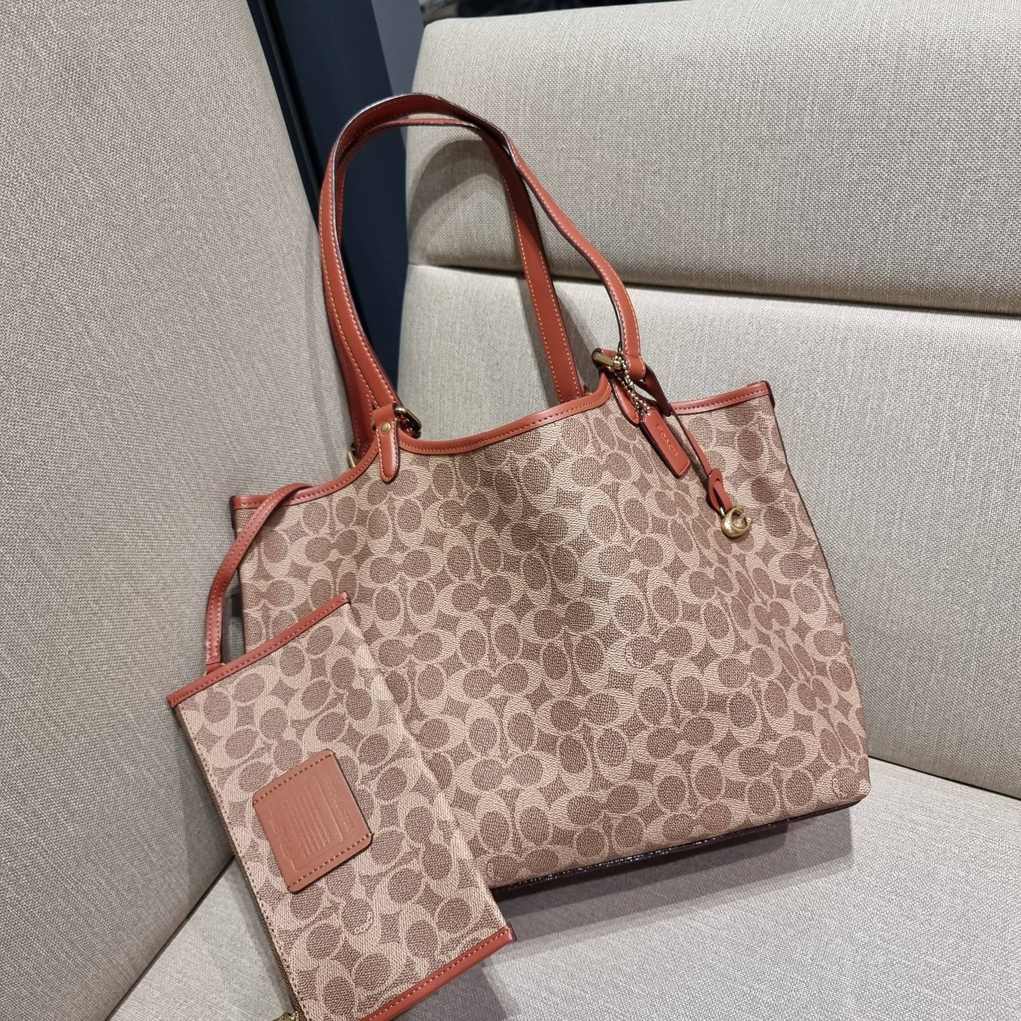 COACH C6336 DAY TOTE IN SIGNATURE CANVAS ใหม่ล่าสุด กับกระเป๋าทรงโท้ทใบใหญ่ สวยสะกดสายตา ด้วยดีไซน์ที่ดูเรียบง่าย แต่แฝงไปด้วยดีเทลเล็กๆ ที่เสริมให้ไอเท็มนี้ดูแพง พิเศษ กระเป๋าลูกใบเล็กอีกหนึ่งใบ พกติดกับกระเป๋า หรือจะเอาไปแยกใช้ก็ได้ วัสดุหนังแคนวาส สลับ