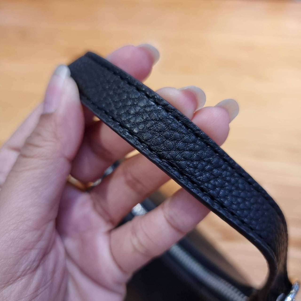 COACH C6807 KLEO HOBO IN SIGNATURE CHAMBRAY ใหม่ล่าสุด คอลเลคชั่นสุดคิ้วท์ ที่สาวๆต้องหลงรัก กระเป๋าสะพายทรงโฮโบ ที่ดีไซน์มาให้ปรับใช้งานได้หลากหลาย วัสดุหนัง pepble สวยหรู รูดเปิด-ปิดด้วยซิป ภายในเป็นช่องโล่ง สายคล้องสามารถถอดออกใส่สายยาวสะพายข้างได้ หรื