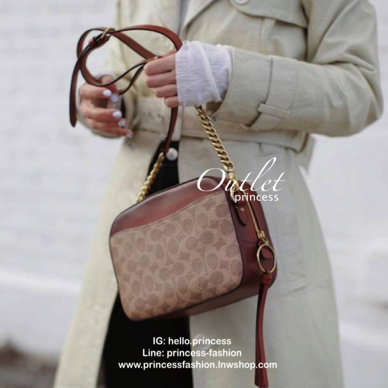 COACH SIGNATURE CROSSBODY BOX BAG ((F31208)) 🔺สินค้าขายดี กระเป๋าสะพายวัสดุหนังแท้ จาก coach factory outlet หนังนิ่ม ทรงสวย ตัวกระเป๋าลายแบรนด์ ตัดขอบหนังเรียบได้สวยงามค่ะ ด้านหน้า-หลัง มีช่องสำหรับใส่ของ เปิดปิดกระเป๋าแบบซิป ที่จับเป็นพวงหนังอะไห