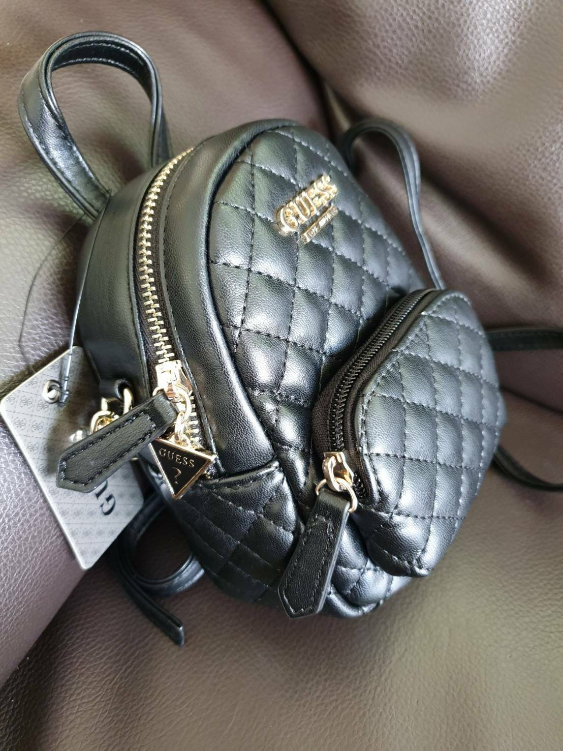 กระเป๋าสะพายข้าง Guess ด้านหน้าติดชื่อแบรนด์ มีช่องซิปด้านหน้า ด้านบนเป็นช่องเปิดปิดซิปมีสัญลักษณ์แบรนด์ติดที่ตัวจับซิปด้วย ด้านในเป็นช่องกว้าง มีช่องเสียบสิ่งของด้วยค่ะ ตัวสายสะพายเป็นโซ่ตัดต่อกับสายหนัง สามารถปรับระดับได้ สวยเก๋ขนาดนี้ รีบมาจับมาจองเป็น