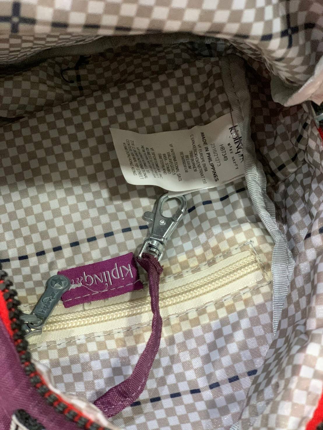 Kipling alber solid Convertible mini backpack (HD7349) กระเป๋าเป้ขนาดมินิ สไตล์3in1 ที่สามารถถือ/สะพายข้างหรือเป็นเป้ก็ได้ มีช่องซิปใช้งาน2ช่อง ภายในแบ่งเป็นช่องเล็กใส่ของจุกจิก ด้านหน้าเพิ่มช่องเล็กเปิดปิดด้วยกระดุมแม่เหล็ก มาพร้อมพวงกุญแจลิงขนปุกปุยและส