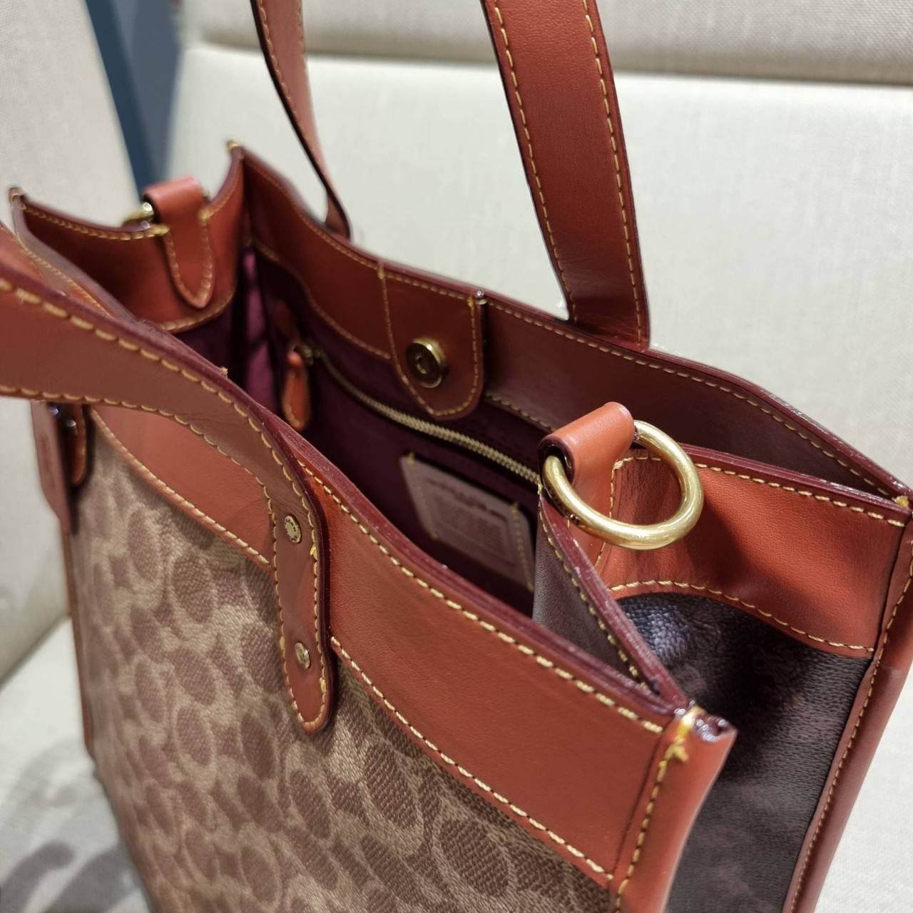 COACH C0776 FIELD TOTE WITH HORSE AND CARRIAGE PRINT คอลเลคชั่นสุดคลาสสิค สวยหรูดูแพง กระเป๋าทรงโท้ท ไซส์ใหญ่จุคุ้ม ฟังก์ชั่นการใช้งานสะดวกที่สุด มีทั้งสายคล้องแขนในตัว และสายครอสบอดี้ วัสดุหนังแคนวาสเคลือบลายสลับหนังแท้ ปากกระเป๋ามีกระดุมแม่เหล็กไว้ปิดกั