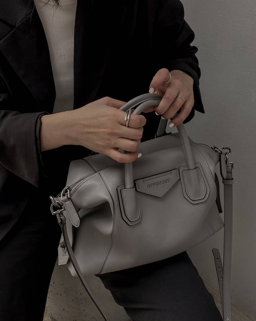 Givenchy Antigona Soft Small Leather Bag เข้ารอบใหม่ ราคาดีต่อใจ .. ไม่มีไม่ได้แล้ว! กระเป๋ารุ่น Iconic อย่าง Antigona Soft รุ่น "Classic" **มาพร้อมผ้าผูกโบว์ น่ารักมากมาย ประดับด้วยสัญลักษณ์ของแบรนด์ Givenchy ด้านหน้า **อะไหล่เงิน ไอเท็มยอดฮิตท