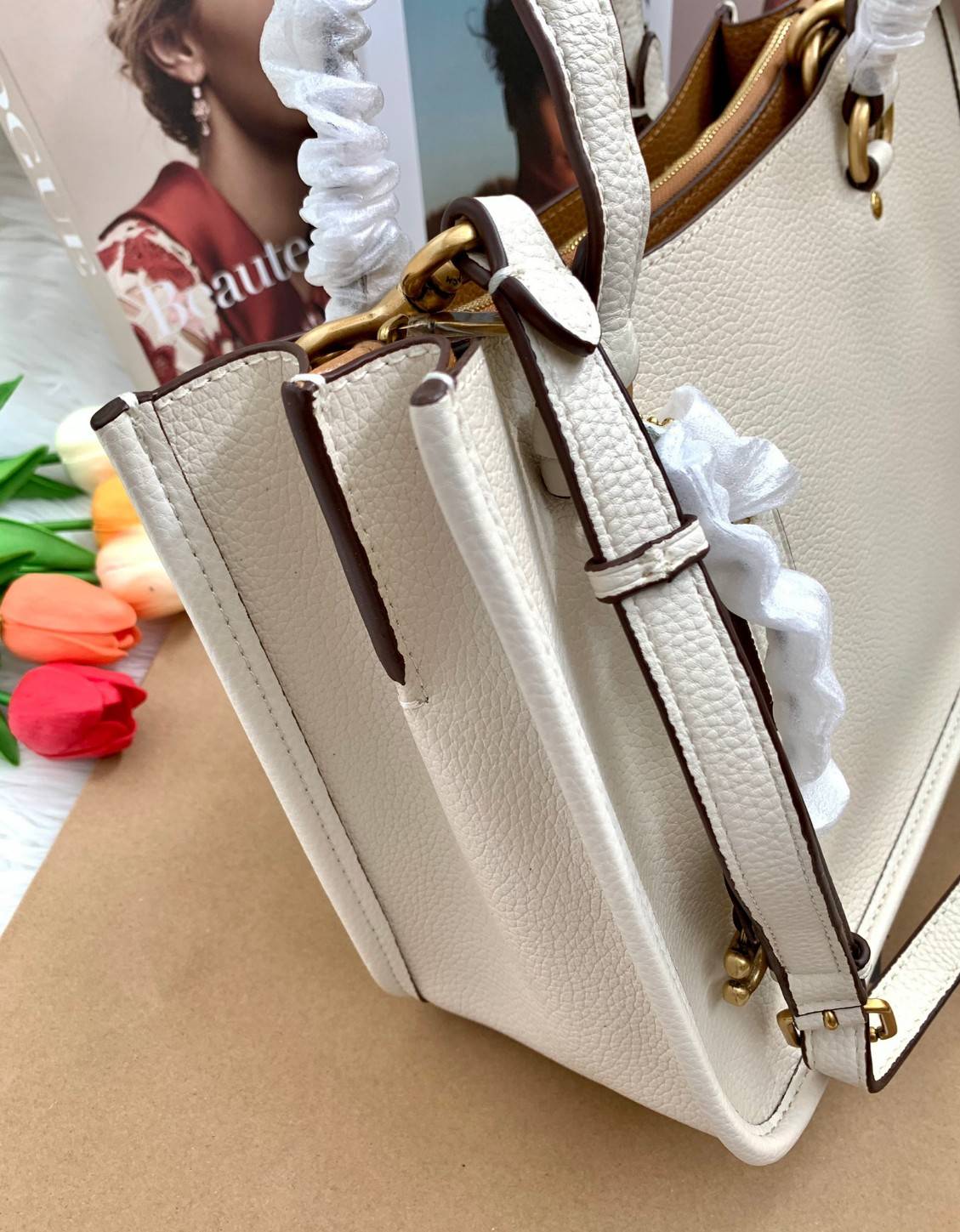 COACH C3889 TYLER CARRYALL 28 IN SIGNATURE CANVAS ((C3460//C3889)) รุ่นยอดฮิตที่สาวๆหลายคนเรียกร้อง กับกระเป๋าถือ/สะพายทรงสวย ที่มาพร้อมสายสะพายไหล่ในตัว และสายครอสบอดี้สำหรับสะพายข้าง ตัวกระเป๋าถูกแบ่งเป็นสัดส่วนสวยงาม มีช่องซิปกลางที่ใหญ่พอสมควร และยังม